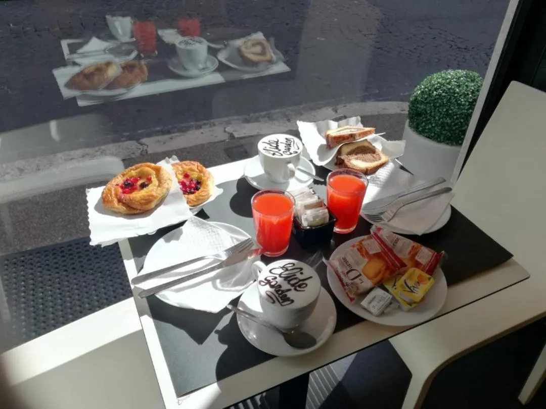 Breakfast in Garden's Elide