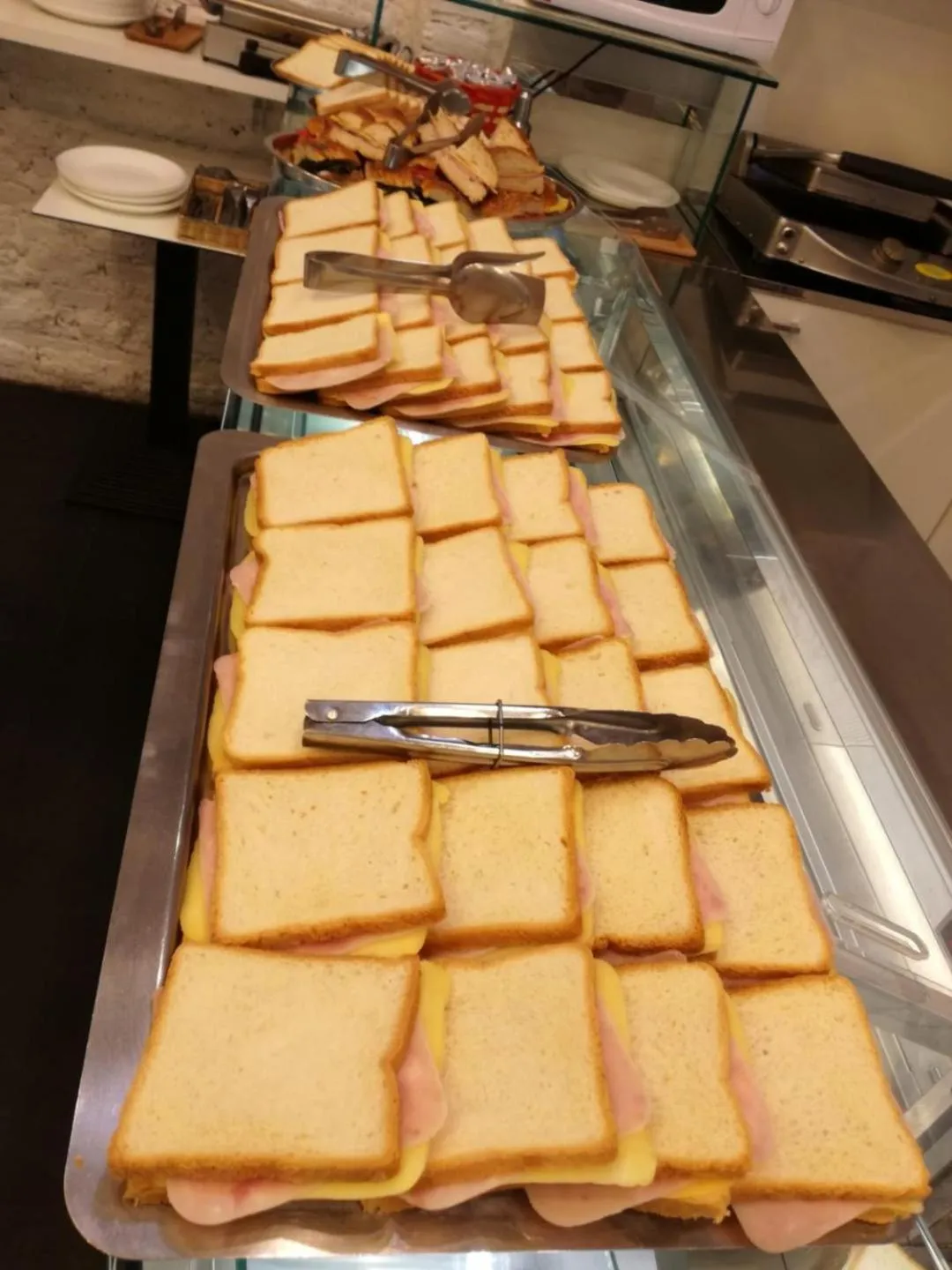 Breakfast in Garden's Elide