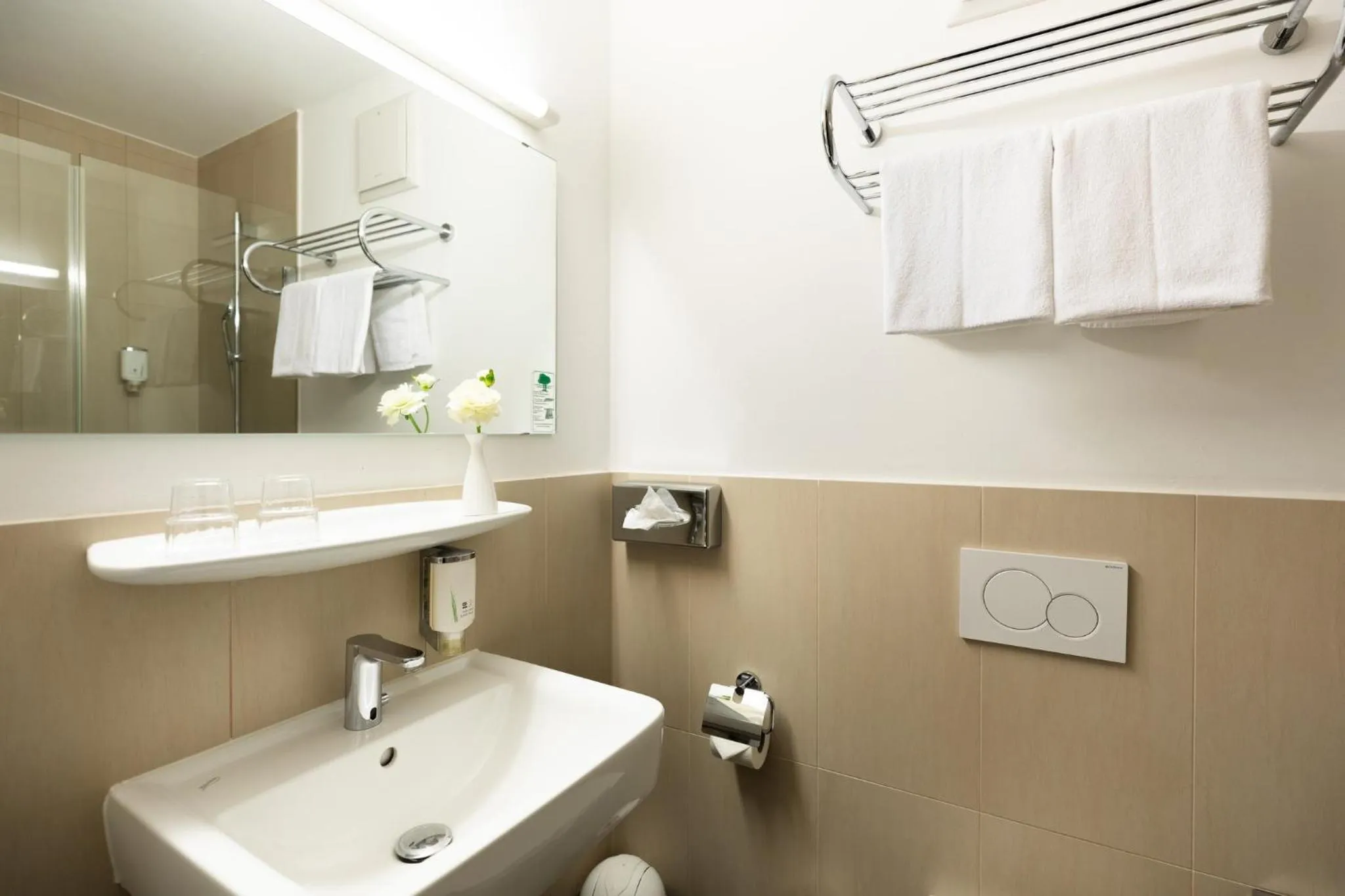 Bathroom in Garner Hotel Frankfurt - Palmengarten by IHG