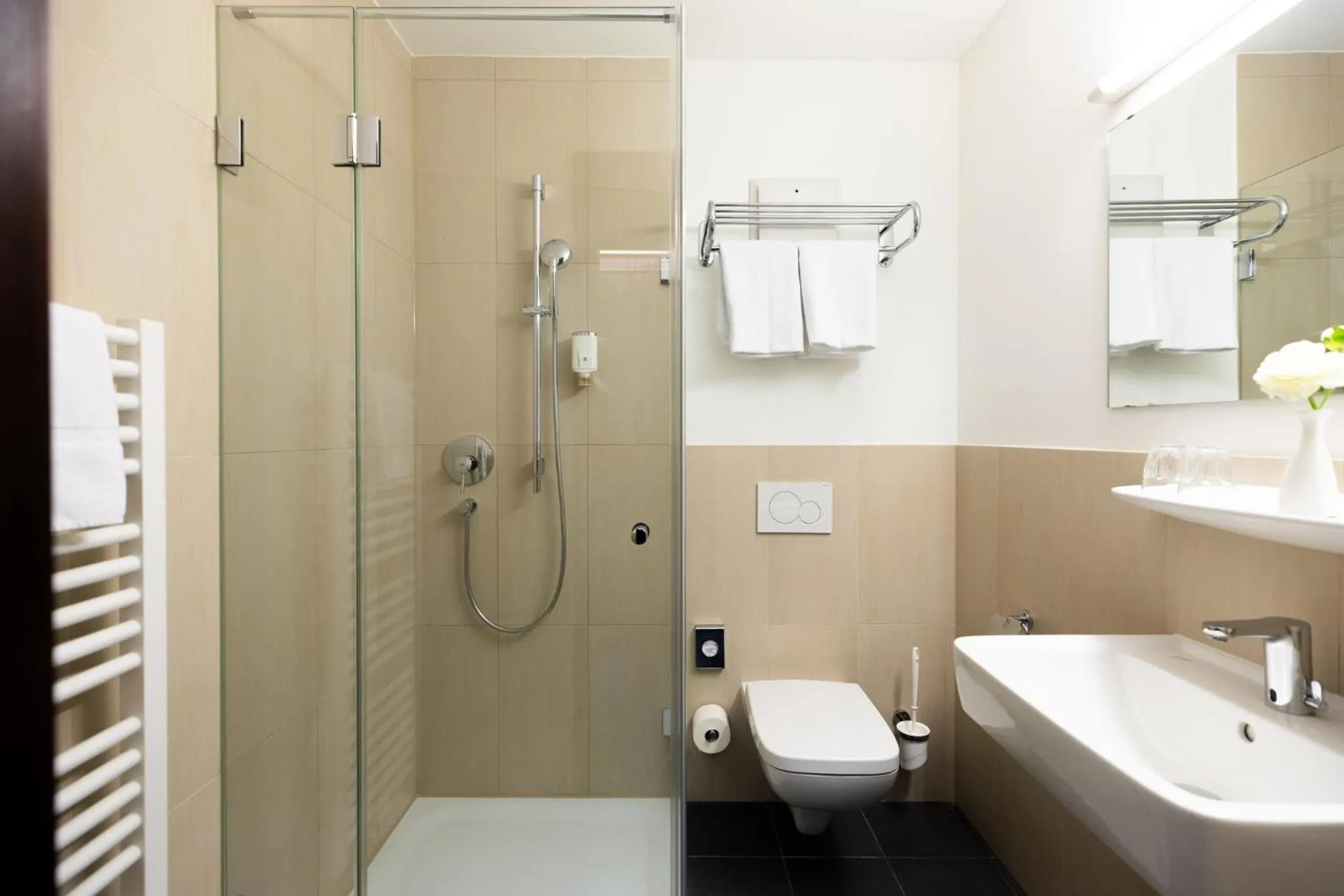 Bathroom in Garner Hotel Frankfurt - Palmengarten by IHG