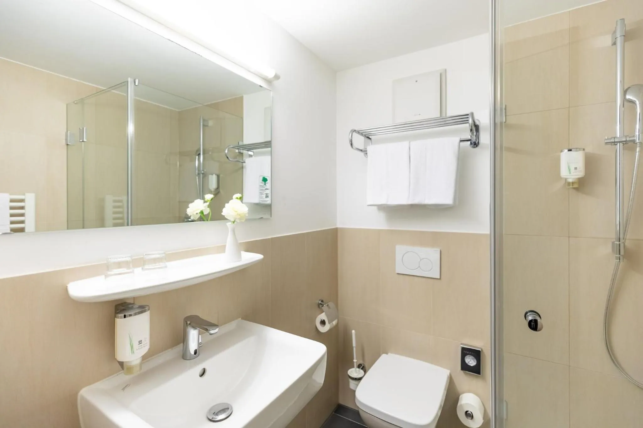 Bathroom in Garner Hotel Frankfurt - Palmengarten by IHG