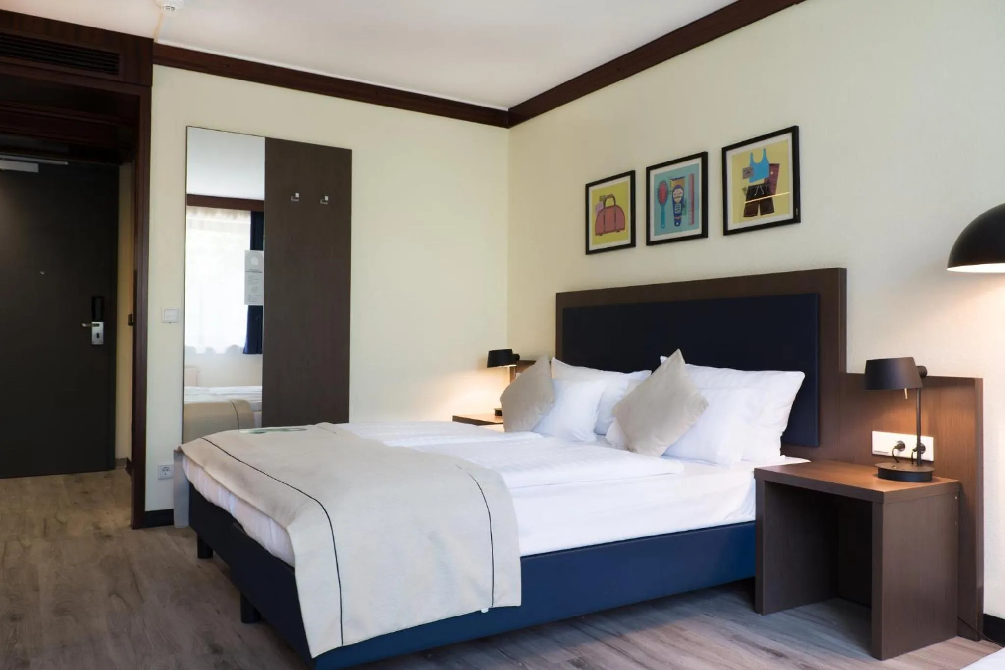 Photo of the whole room, Bed in Garner Hotel Frankfurt - Palmengarten by IHG