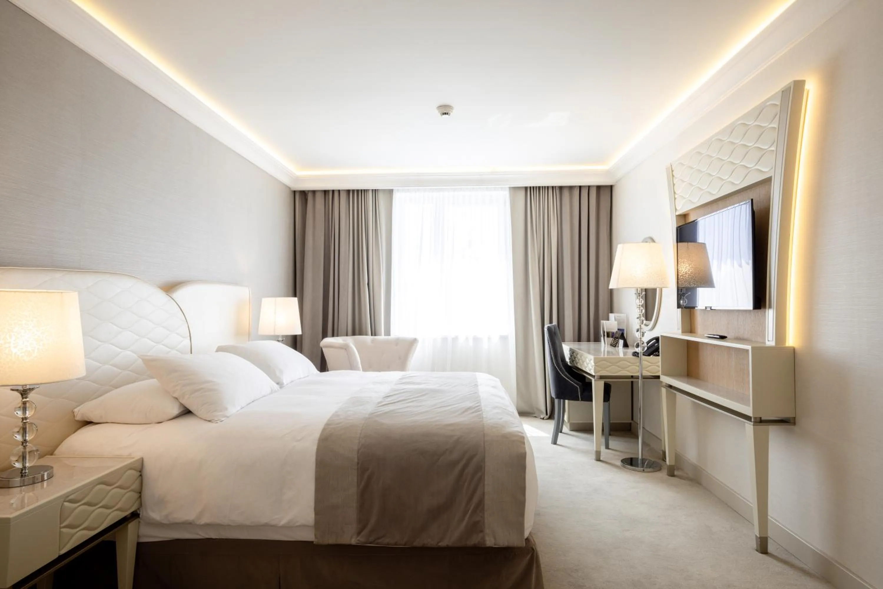 Photo of the whole room, Bed in Tresor Le Palais Timisoara, Curio Collection by Hilton