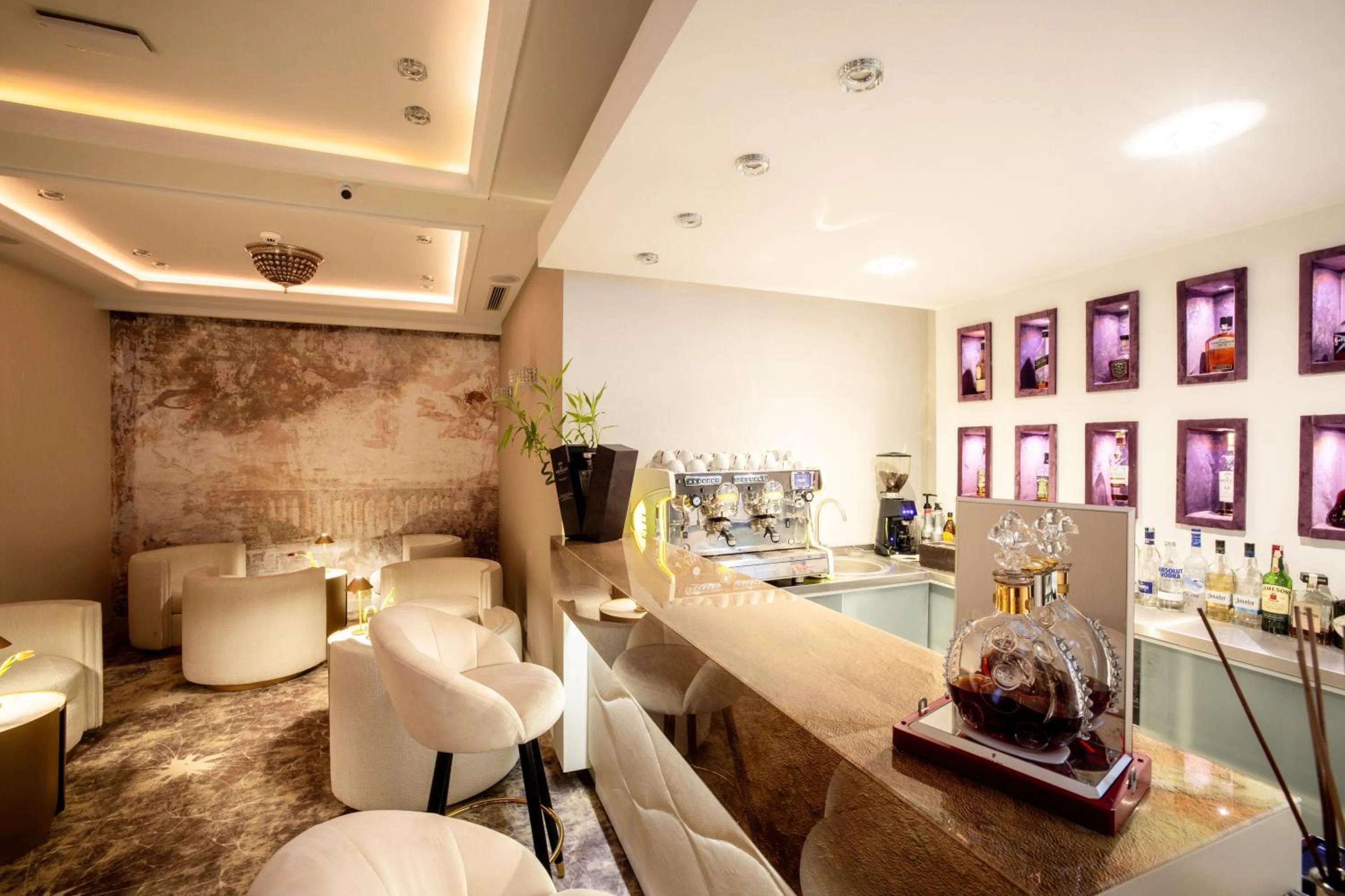 Lounge or bar in Tresor Le Palais Timisoara, Curio Collection by Hilton