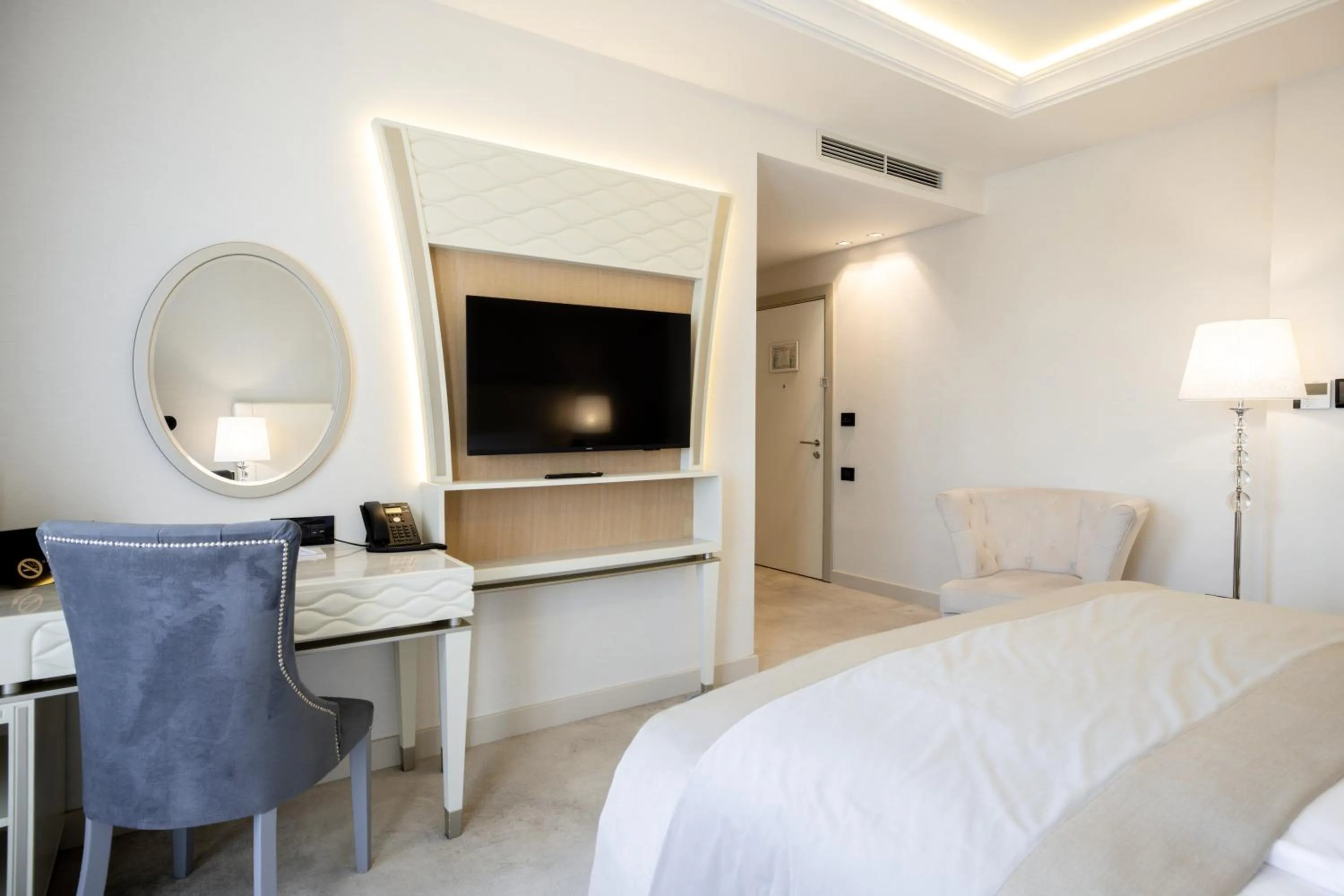 Photo of the whole room, Bed in Tresor Le Palais Timisoara, Curio Collection by Hilton