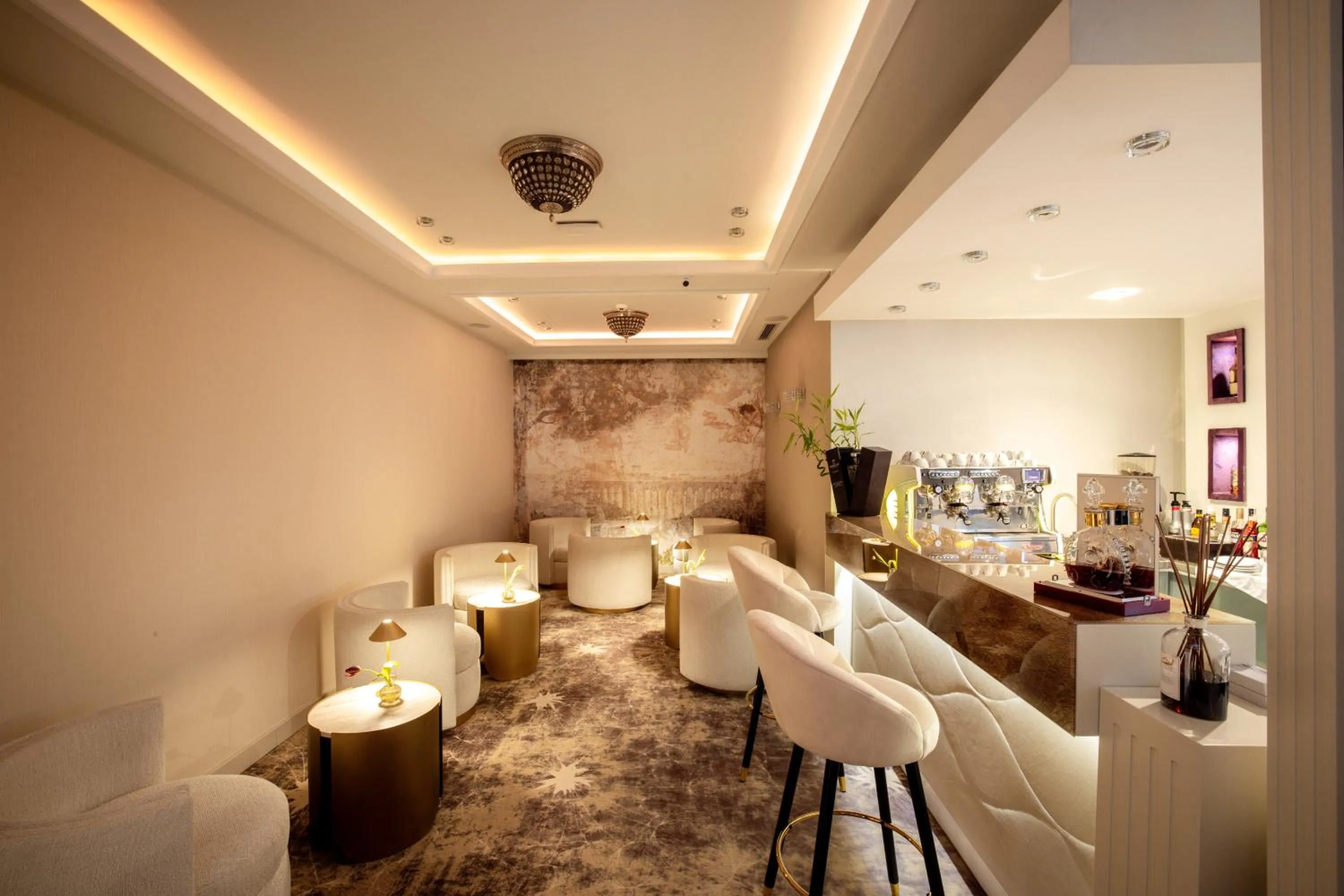 Lounge or bar in Tresor Le Palais Timisoara, Curio Collection by Hilton
