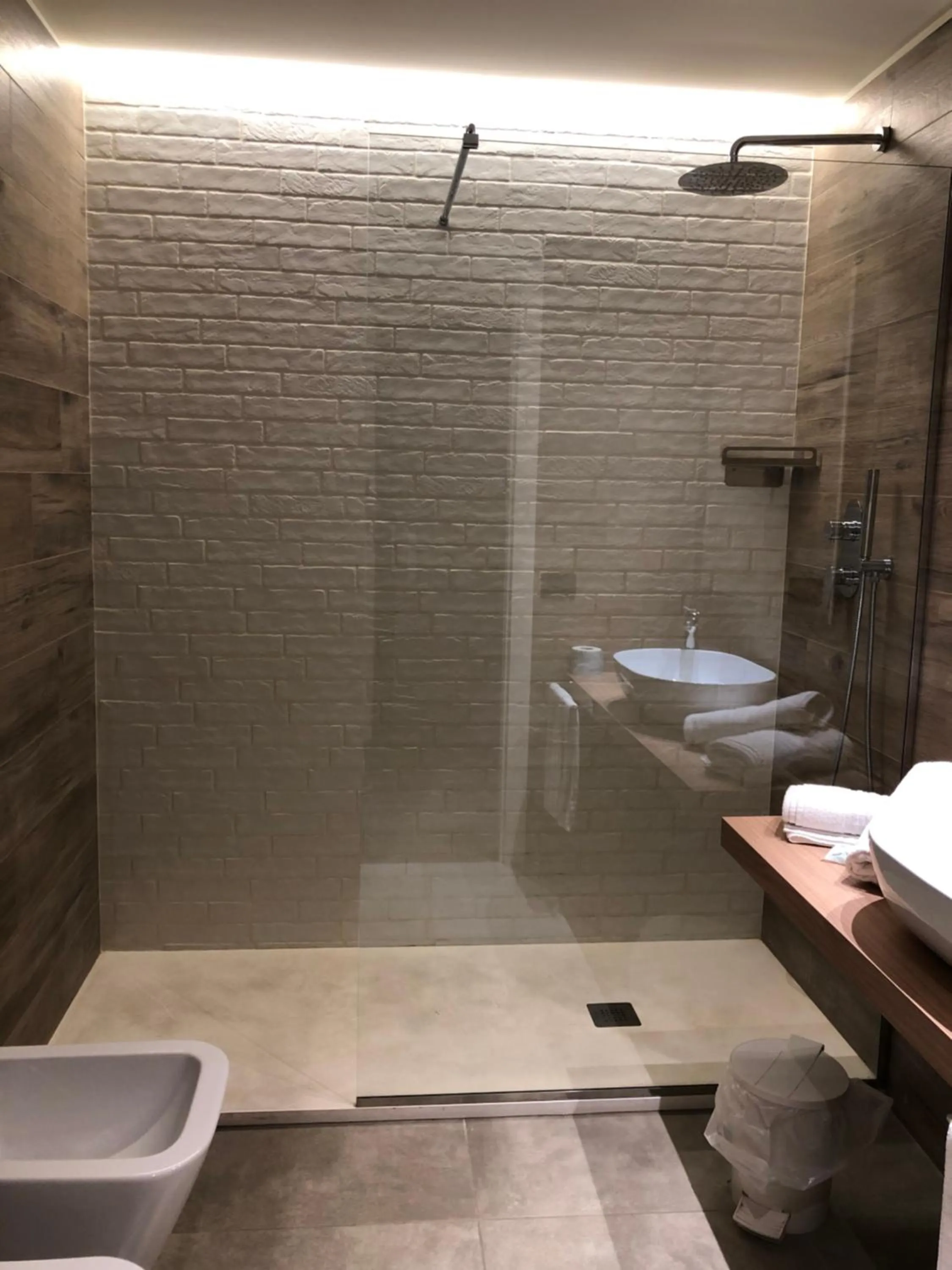 Shower in Hotel Ombra