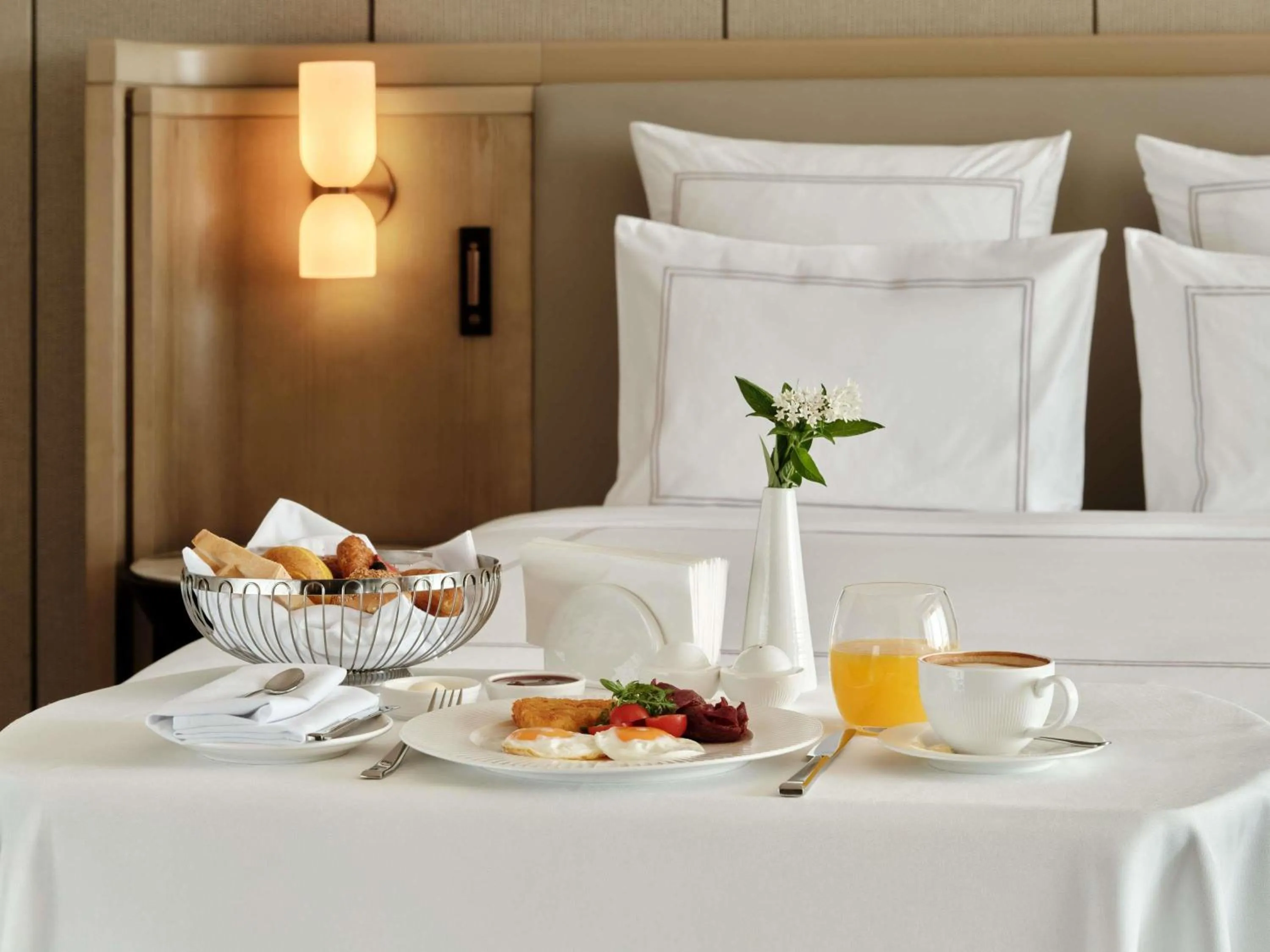 Bedroom, Bed in Swissotel Tashkent