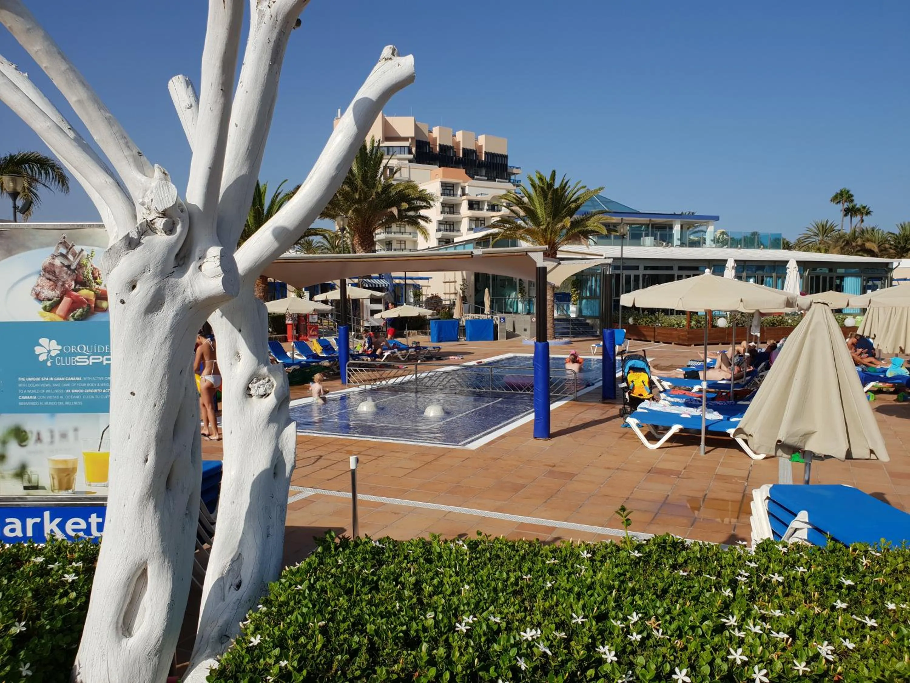 Property building in Apartamentos Playa Feliz