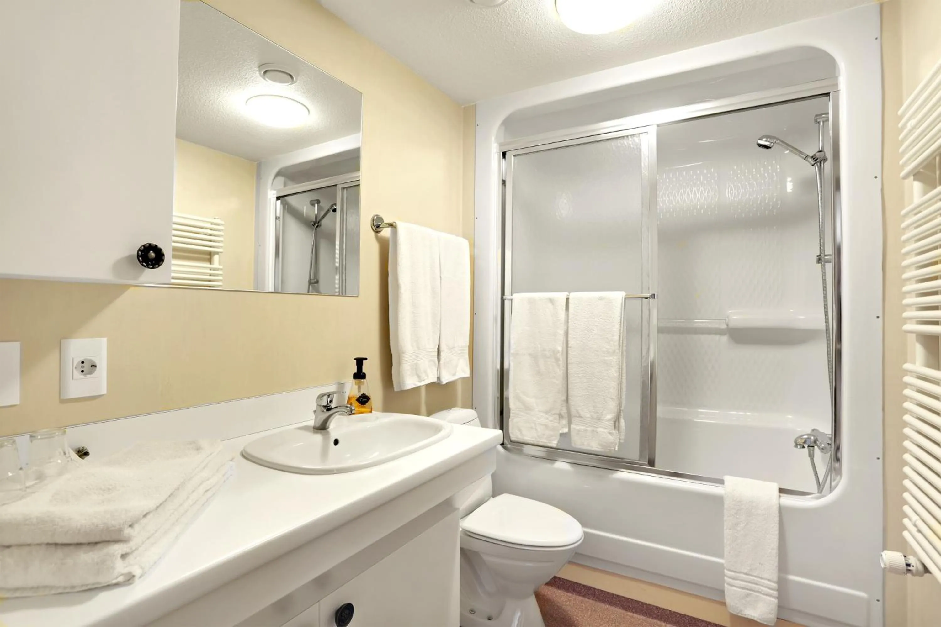 Bathroom in Eldey Airport Hotel