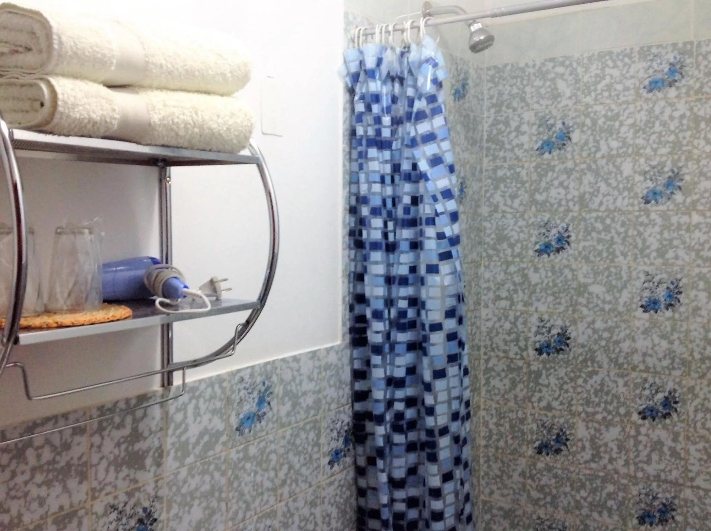 Shower in Anccalla Inn Guesthouse