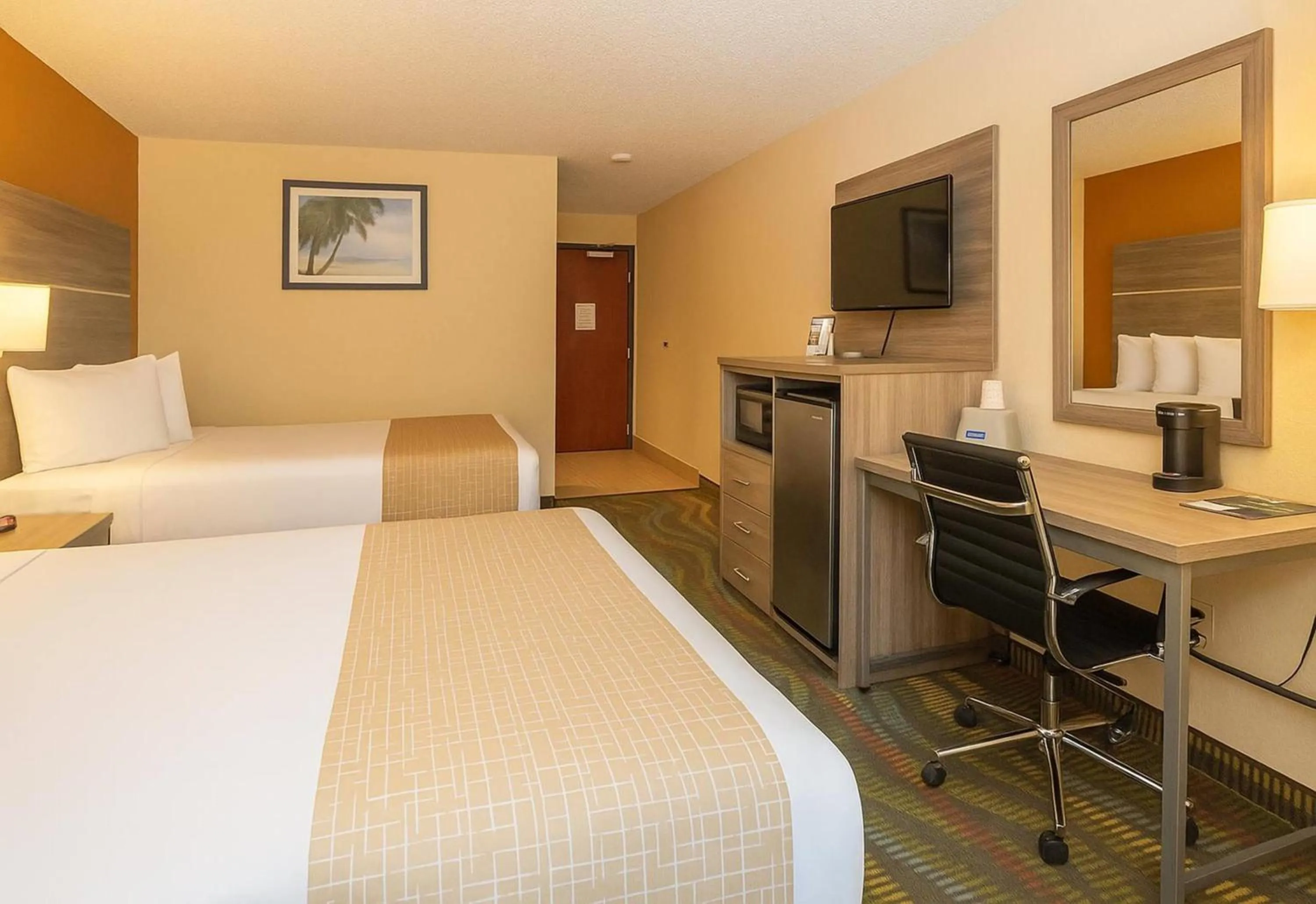 Photo of the whole room, Bed in Travelodge by Wyndham Muskegon
