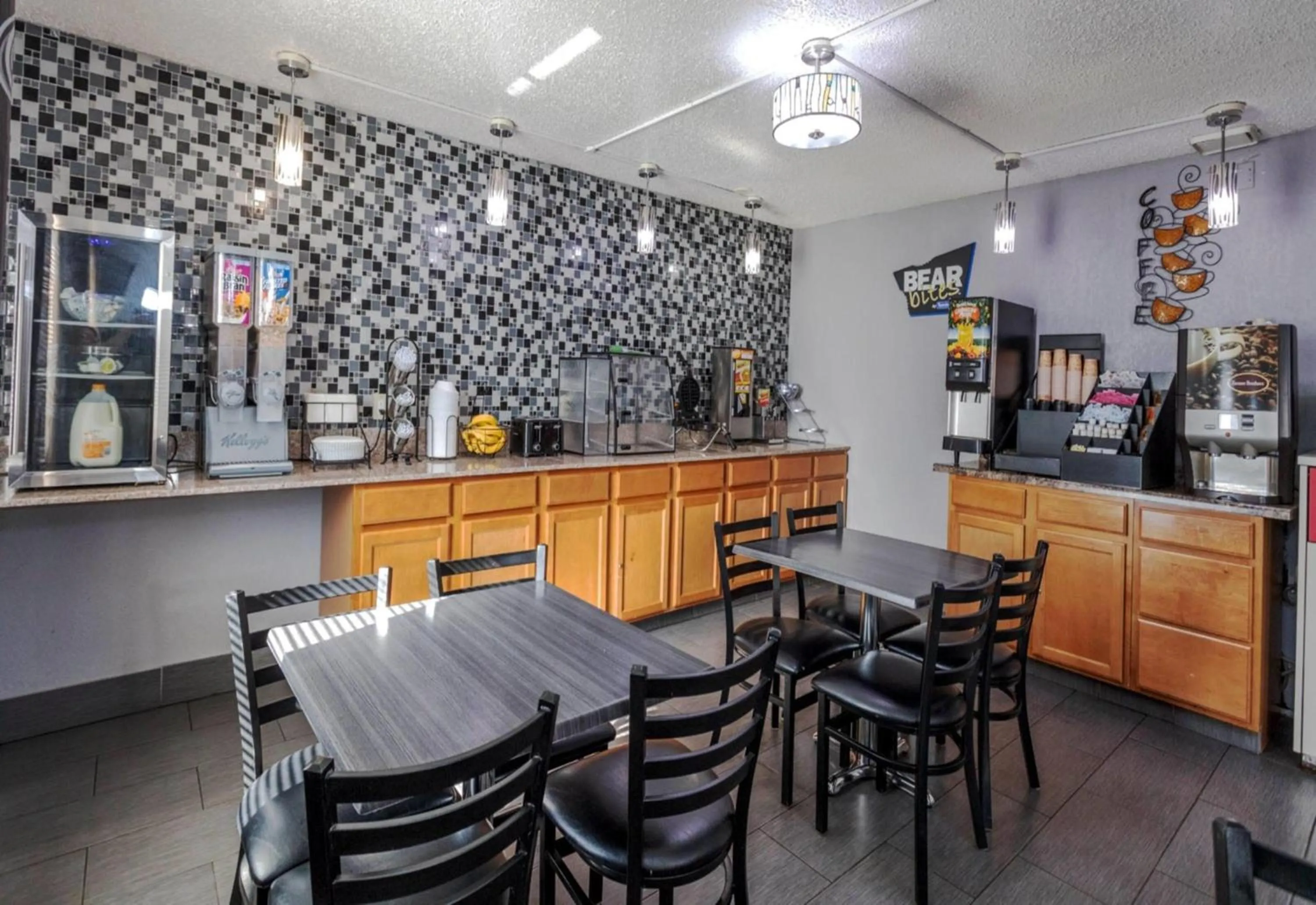 Restaurant/places to eat in Travelodge by Wyndham Muskegon