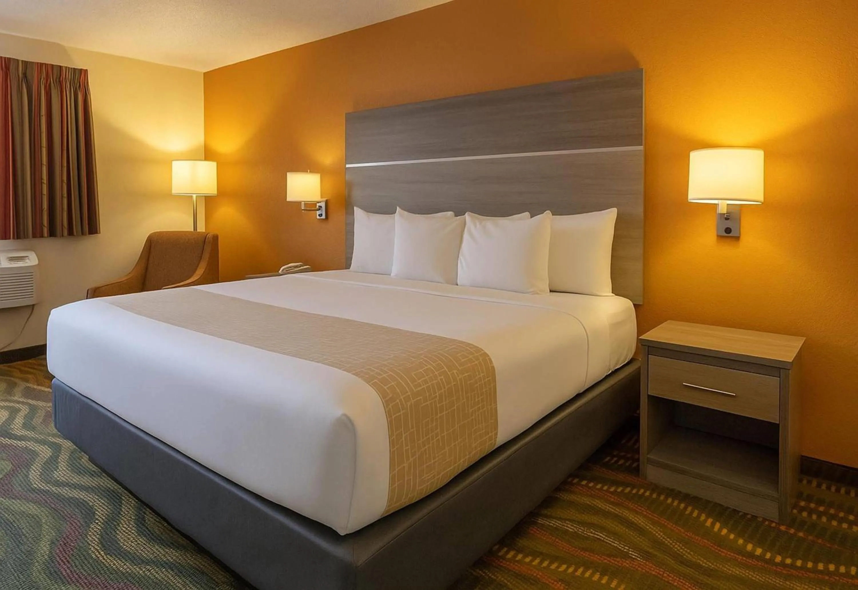 Photo of the whole room, Bed in Travelodge by Wyndham Muskegon