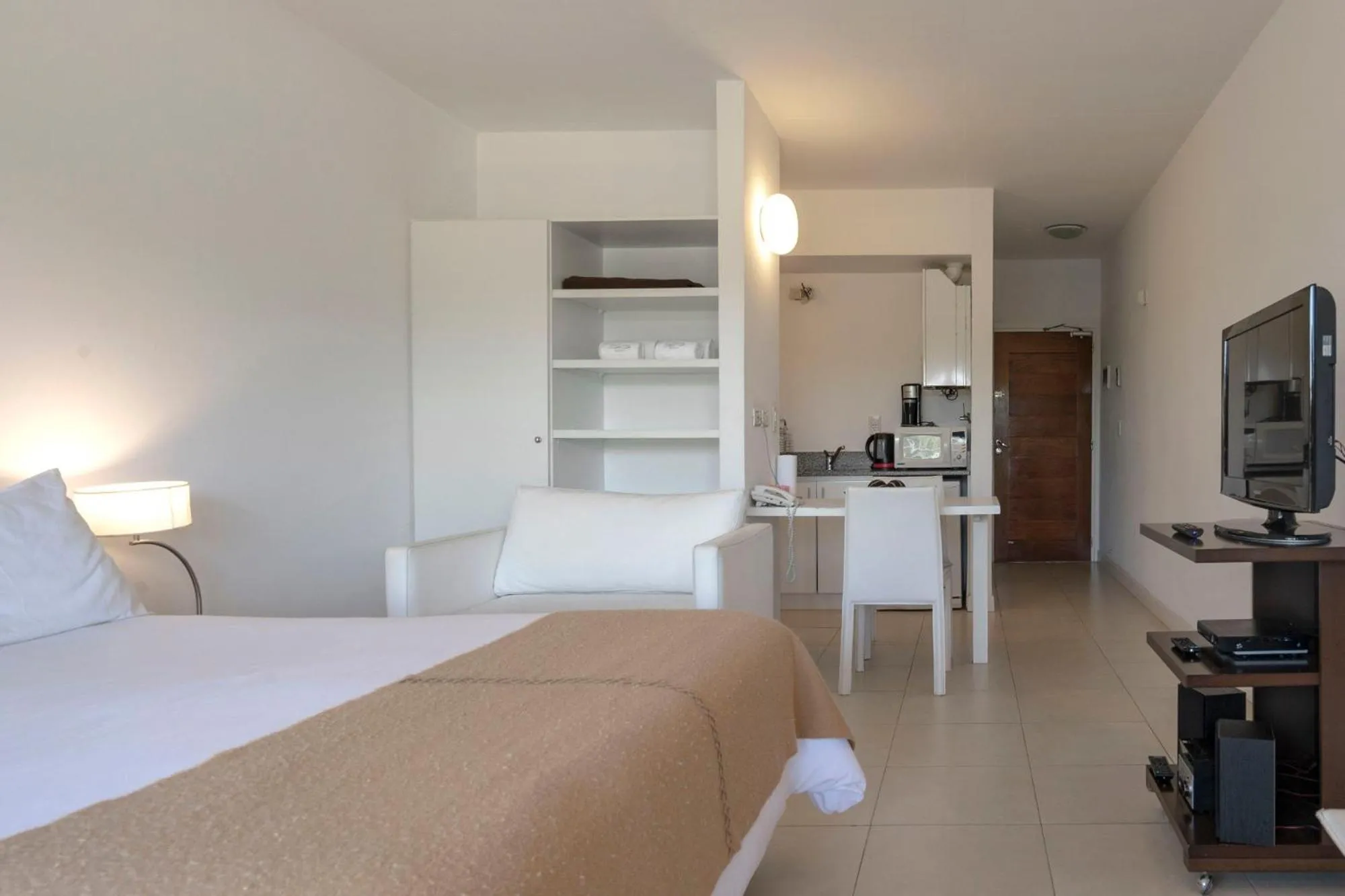 Photo of the whole room, Bed in Valeria Playa Apart