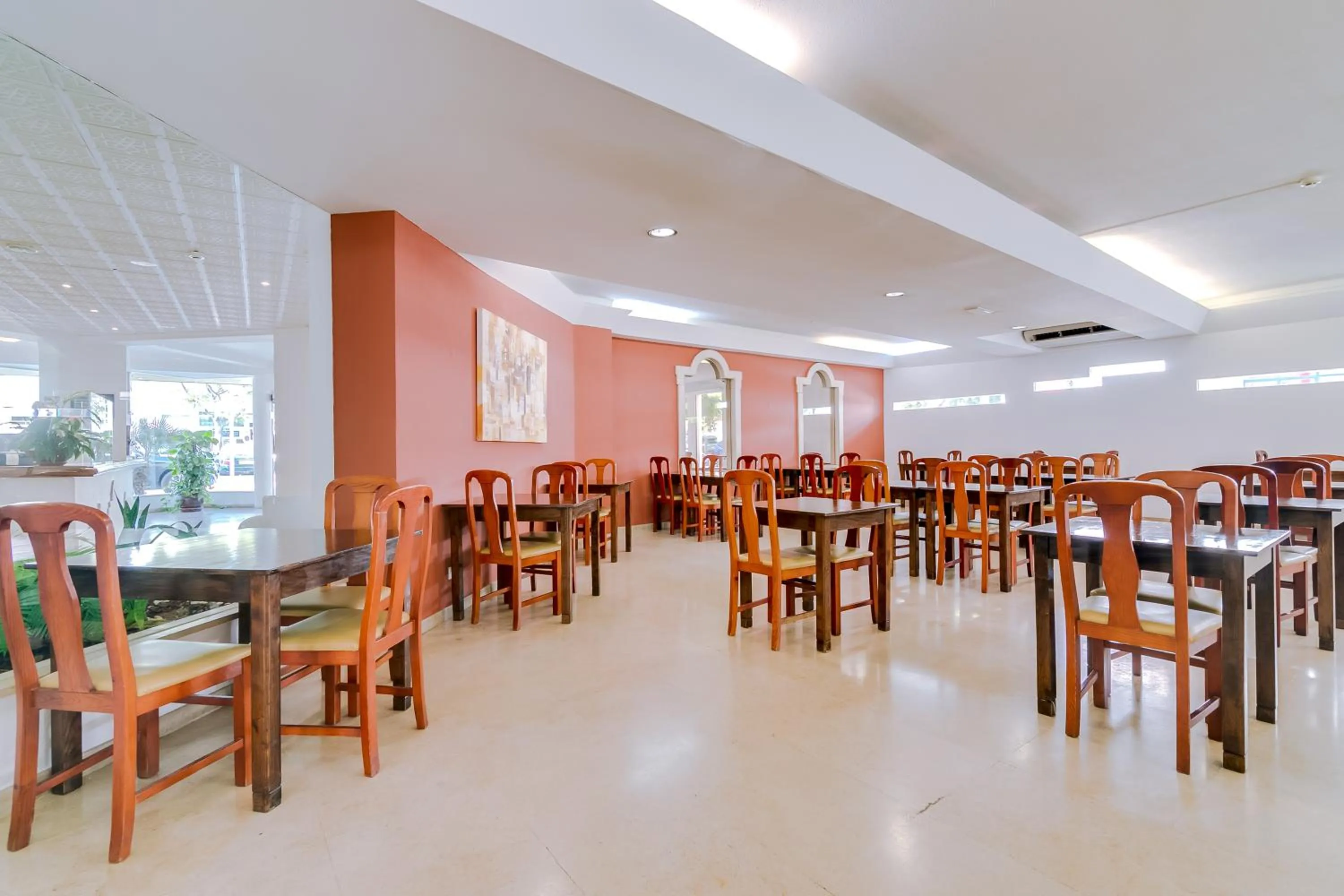 Restaurant/places to eat in Hotel Atismar