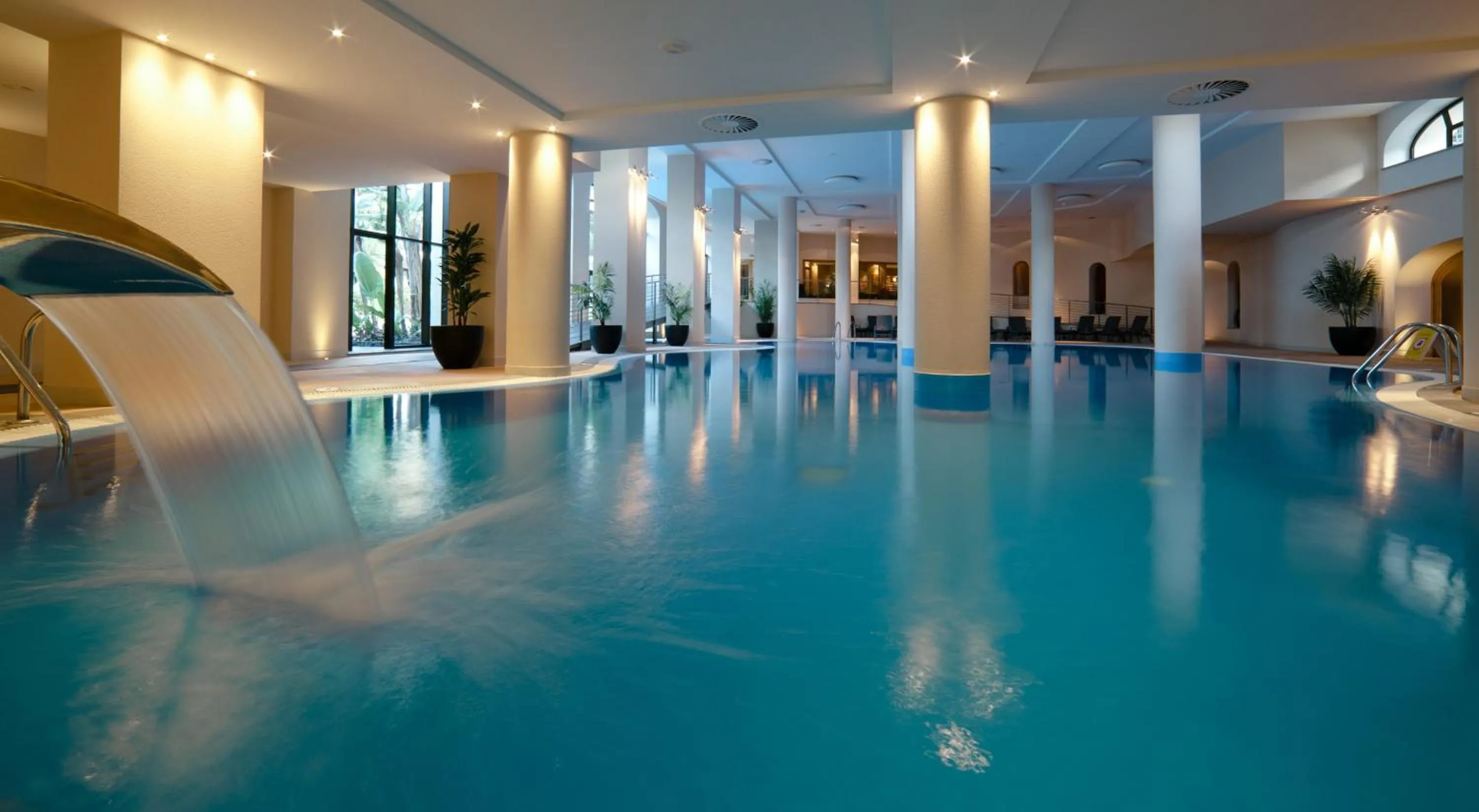Swimming pool in Suite Hotel Eden Mar - PortoBay