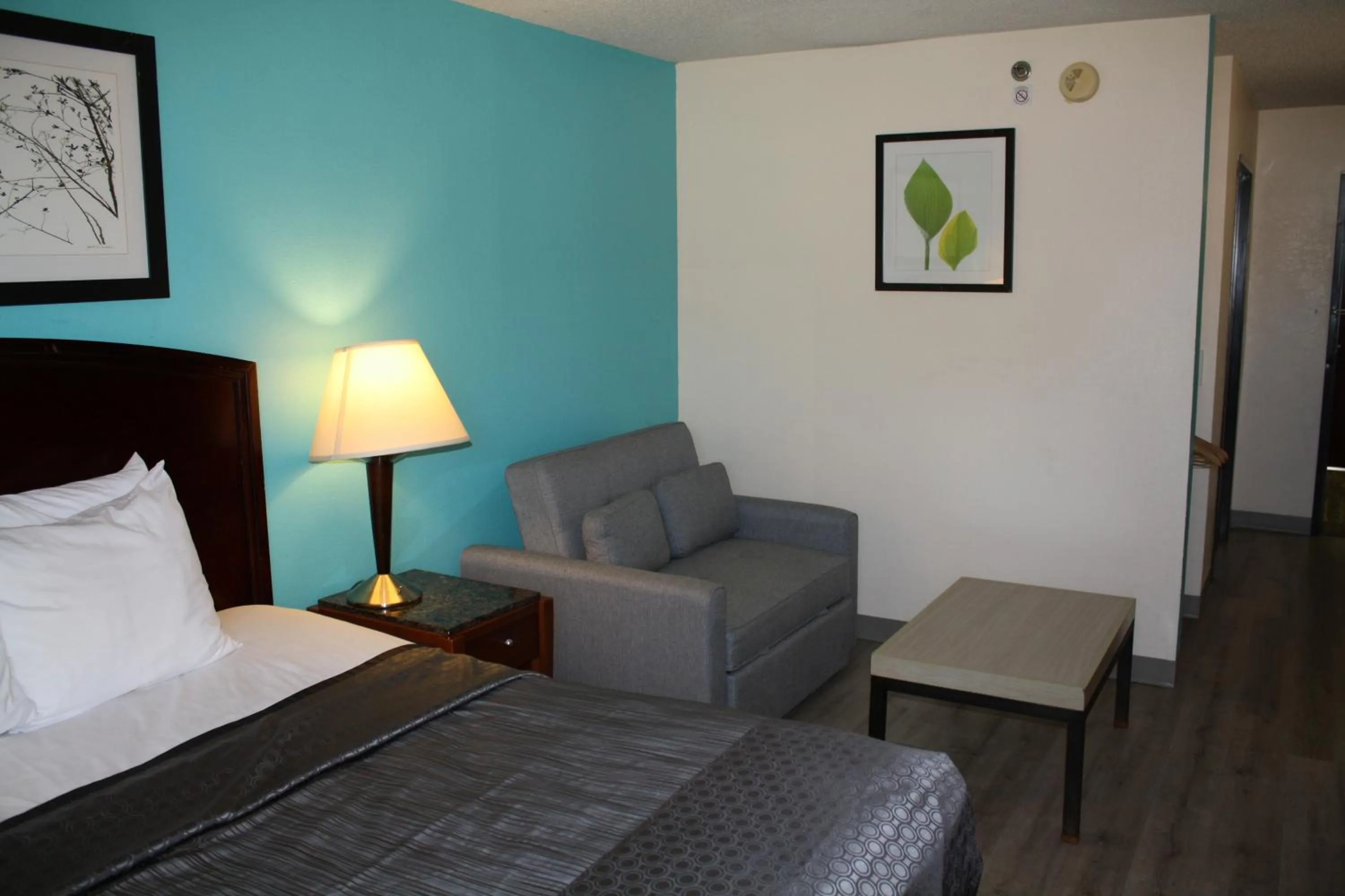 Property building, Bed in Executive Inn and Suites Wichita Falls