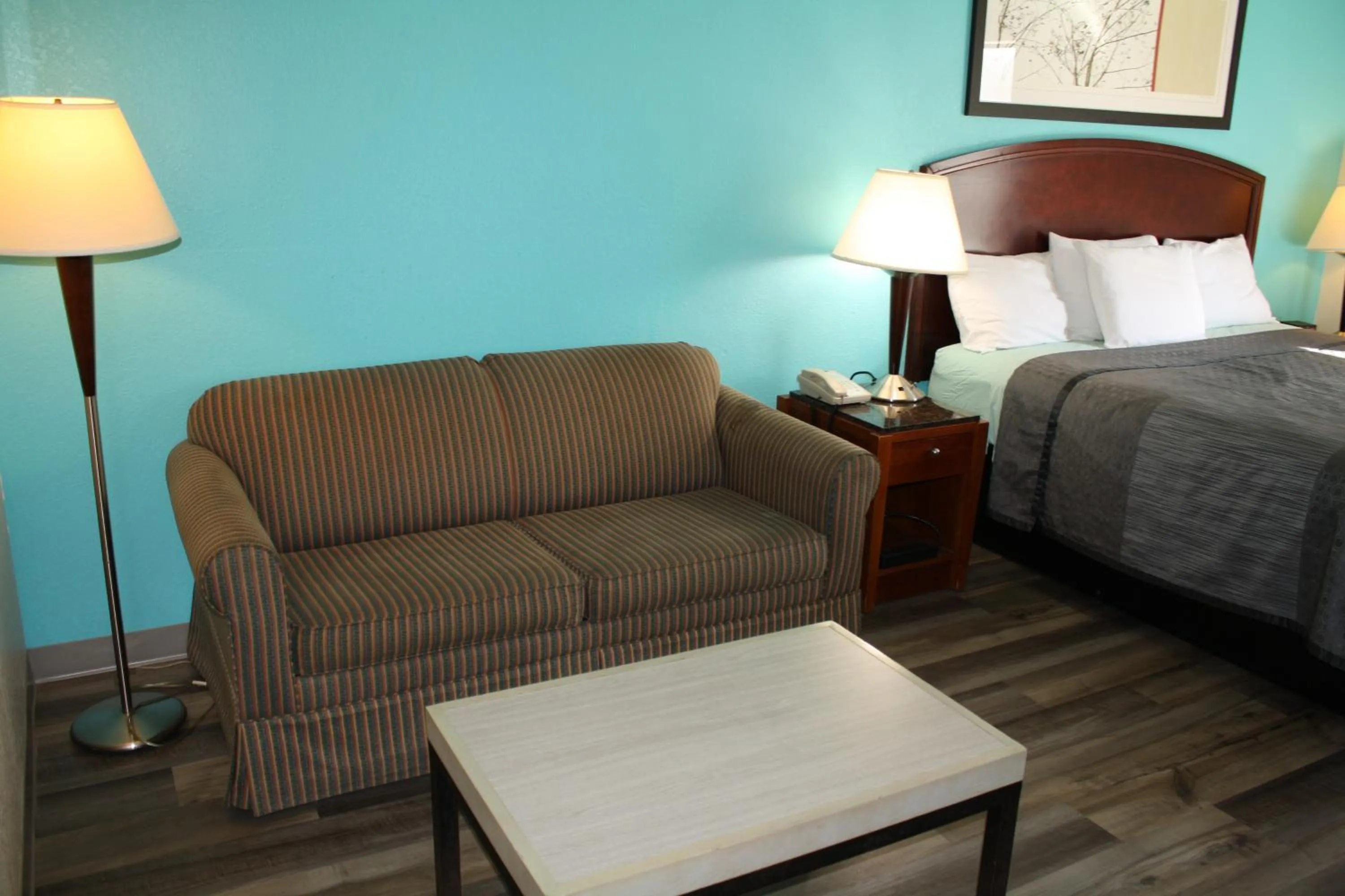 Property building, Bed in Executive Inn and Suites Wichita Falls
