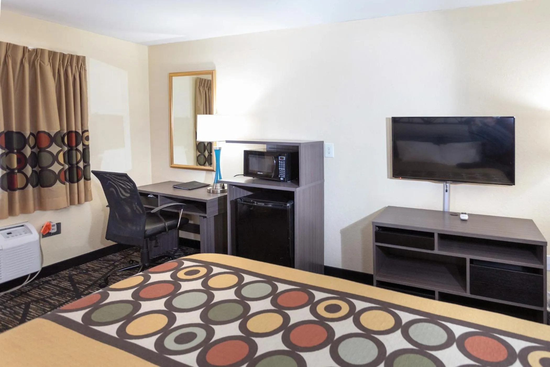 Bedroom, Bed in Super 8 by Wyndham Big Rapids