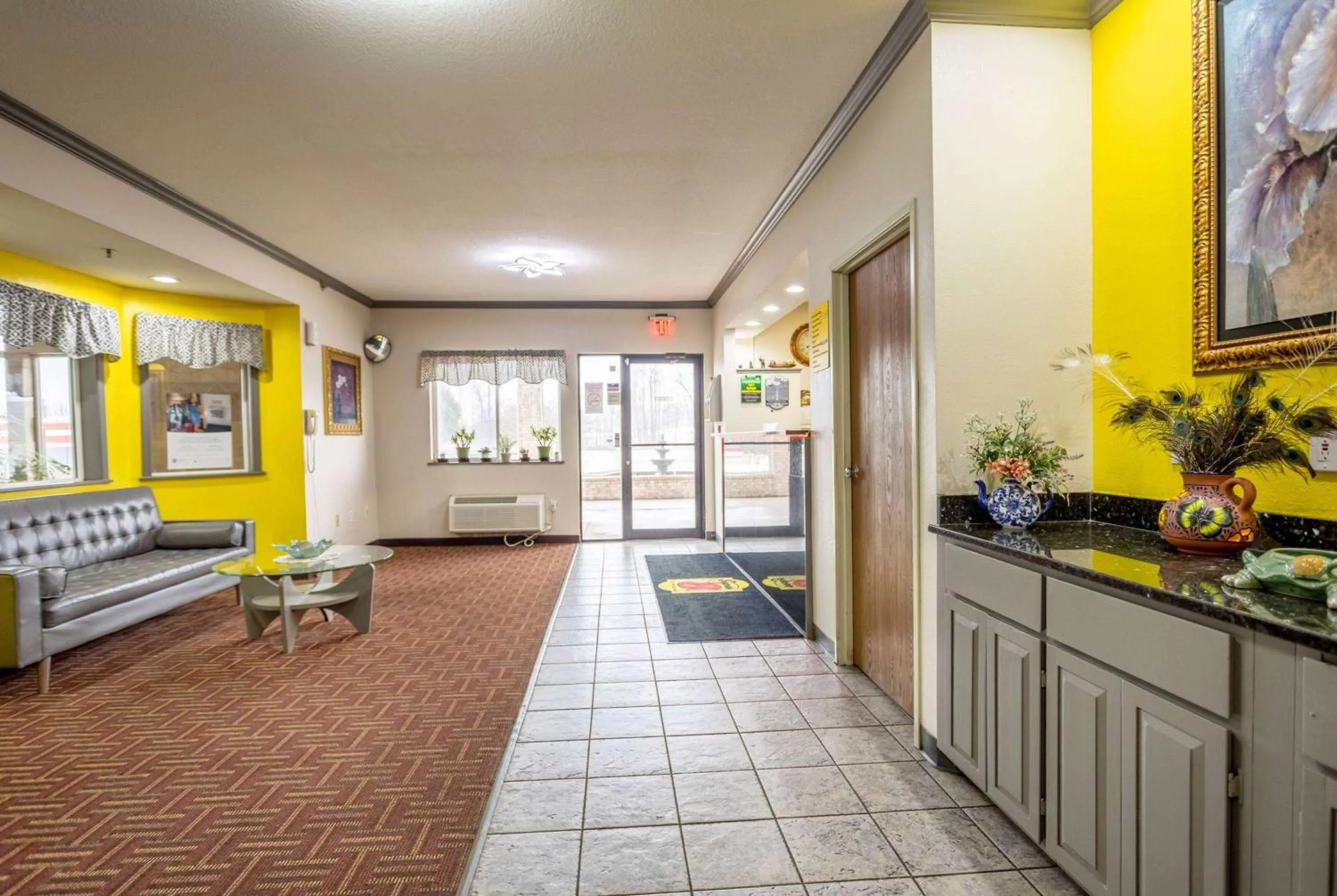 Lobby or reception, Bed in Super 8 by Wyndham Big Rapids