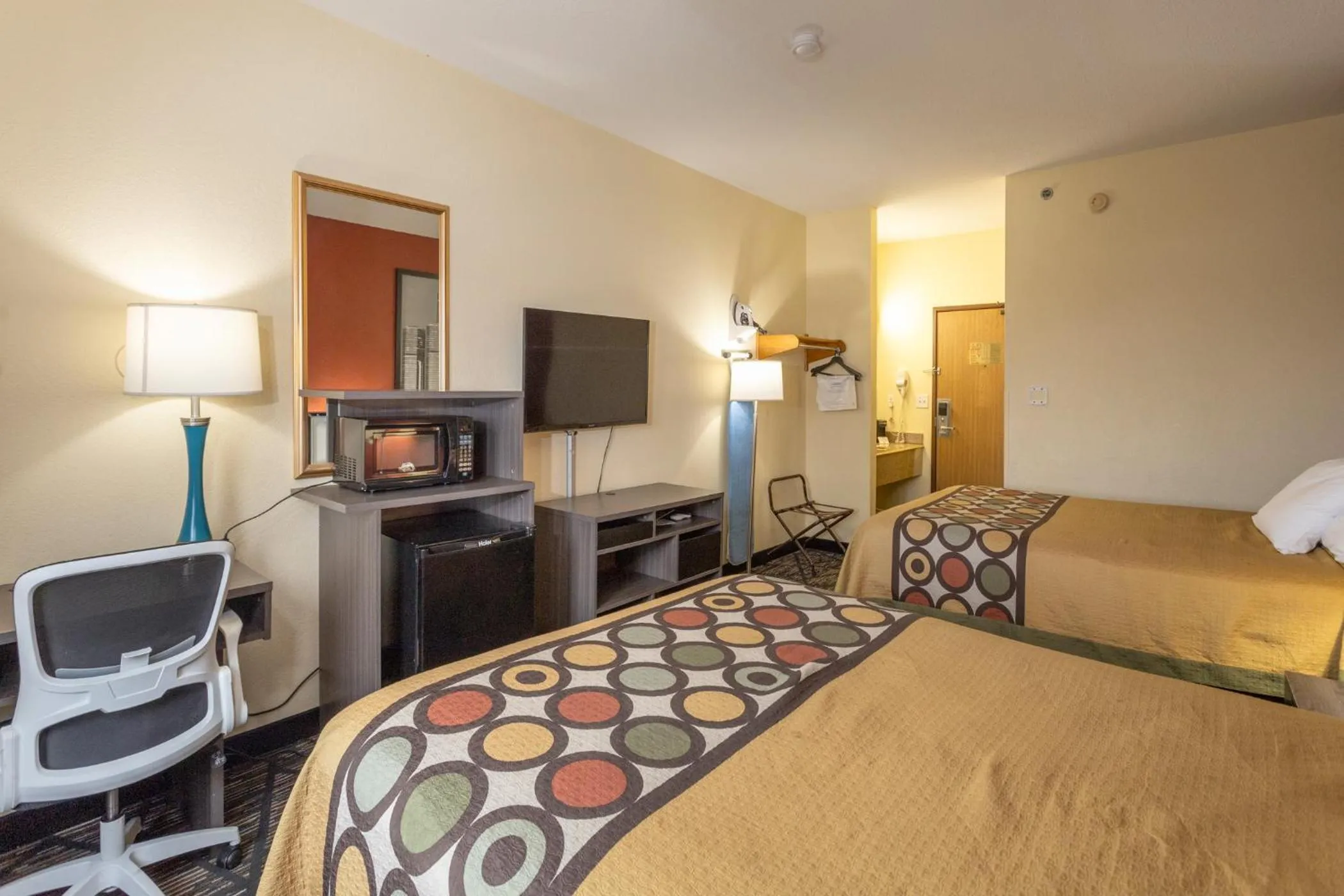 Photo of the whole room, Bed in Super 8 by Wyndham Big Rapids