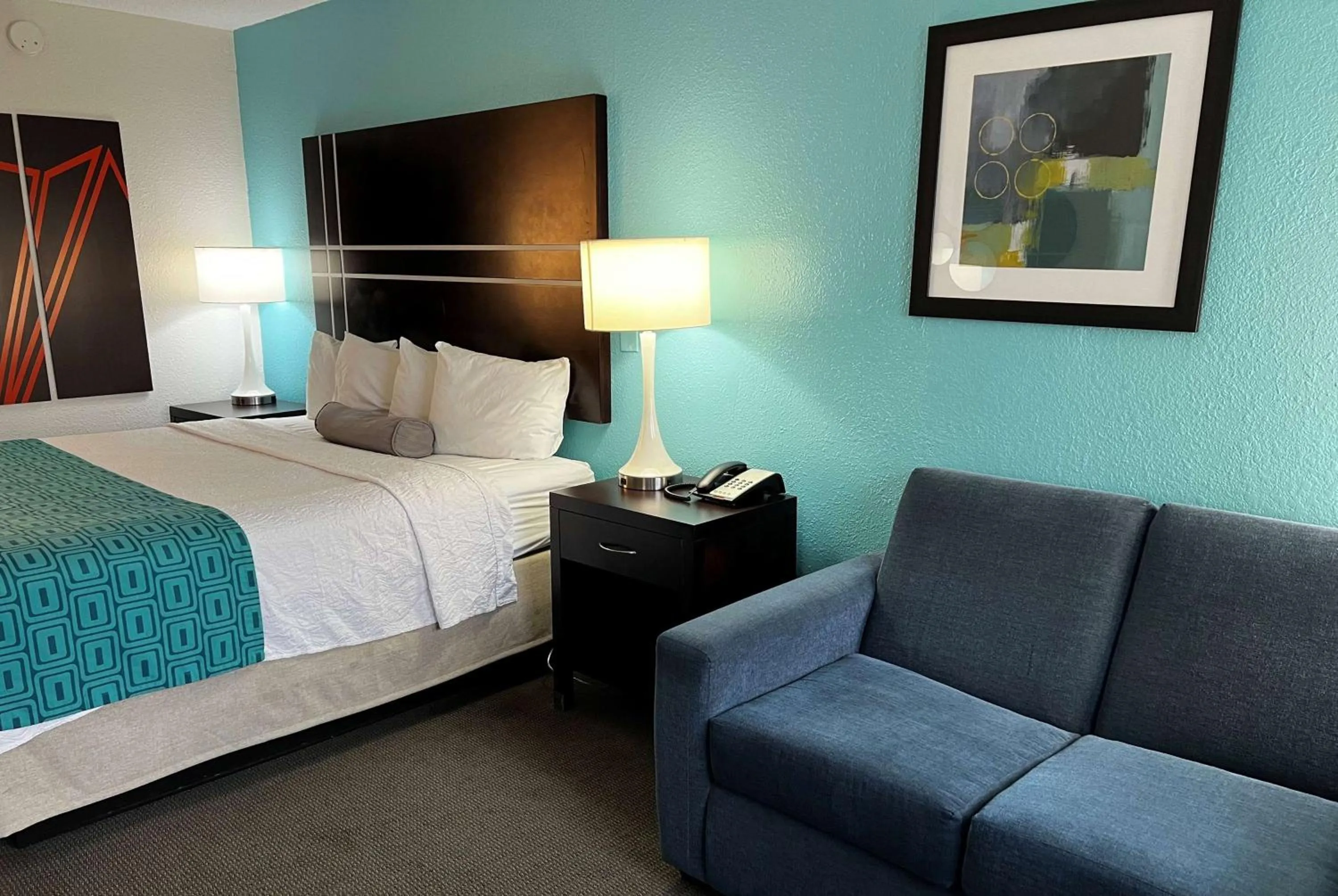 Photo of the whole room, Bed in Howard Johnson by Wyndham Houston Heights Downtown