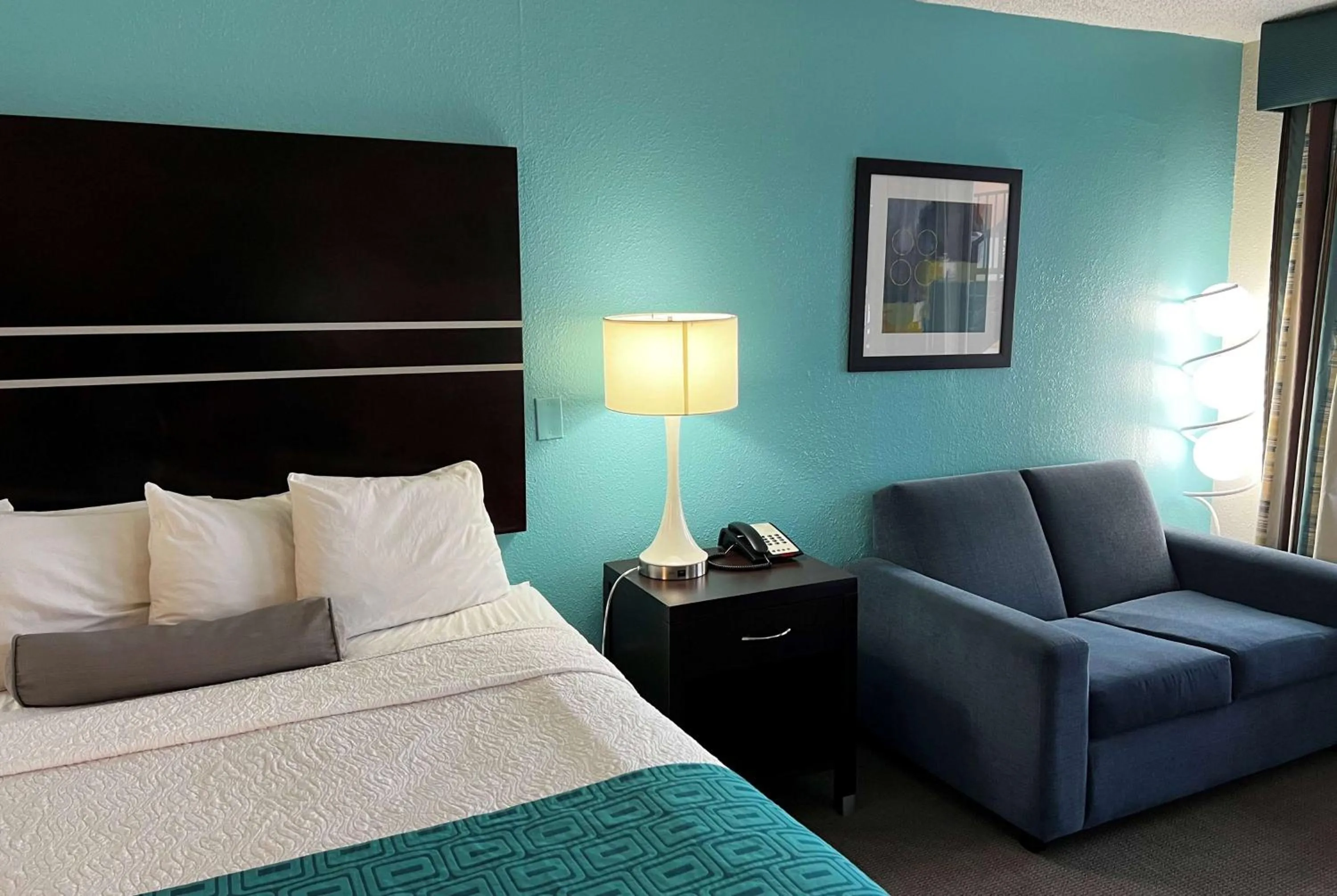 Photo of the whole room, Bed in Howard Johnson by Wyndham Houston Heights Downtown