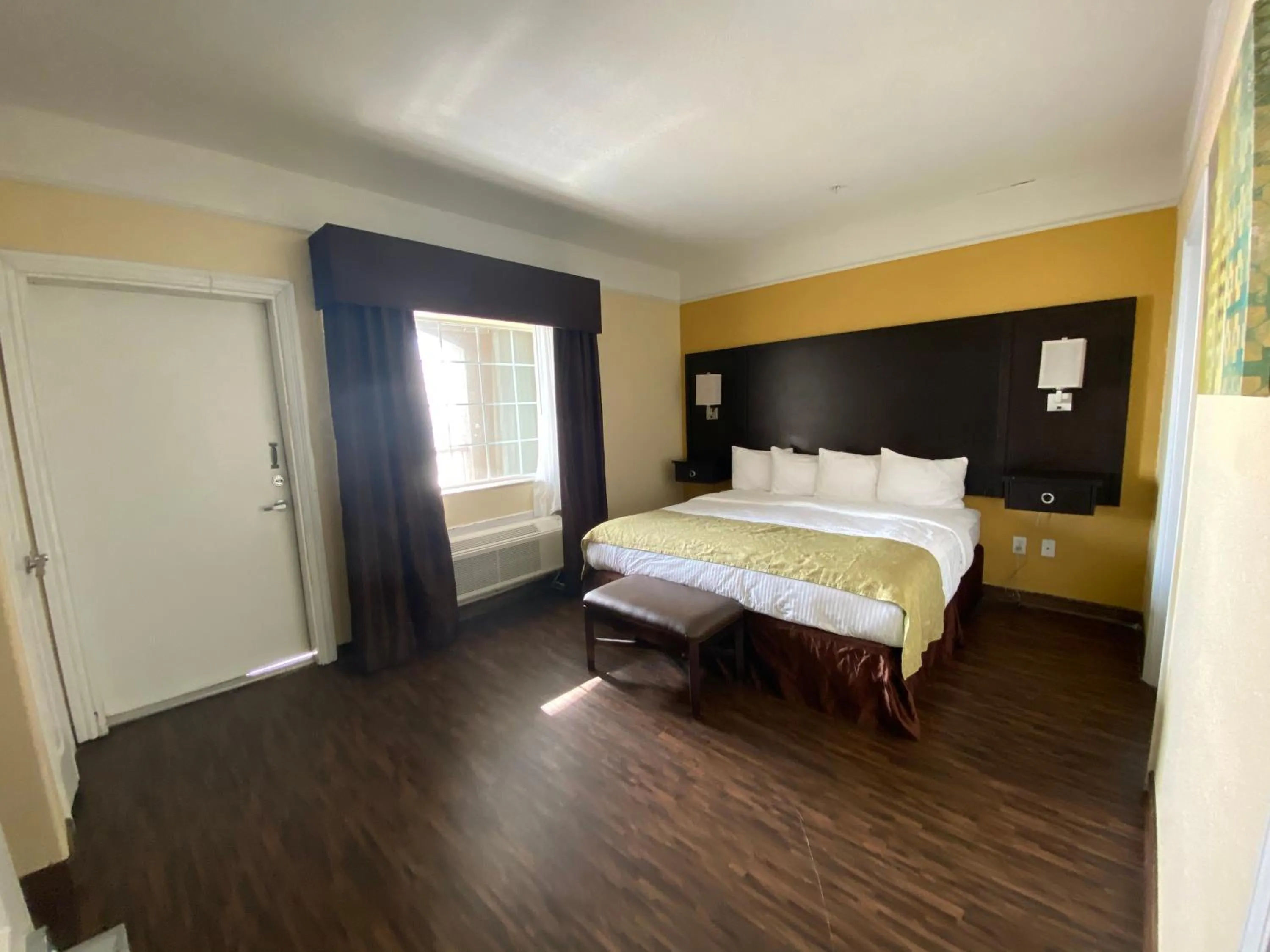 Bedroom, Bed in Galveston Beach Hotel