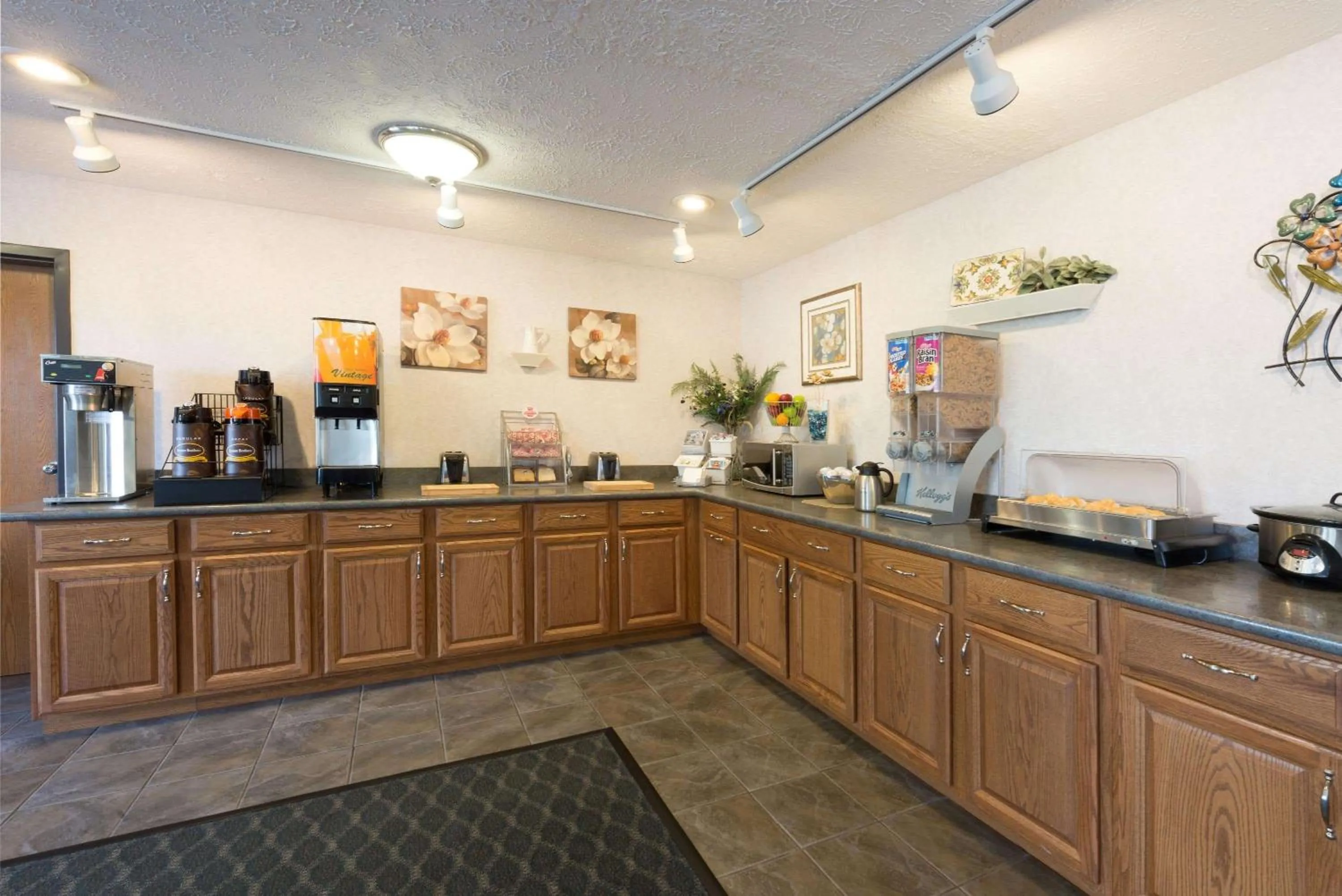 Restaurant/places to eat in Super 8 by Wyndham Greenfield