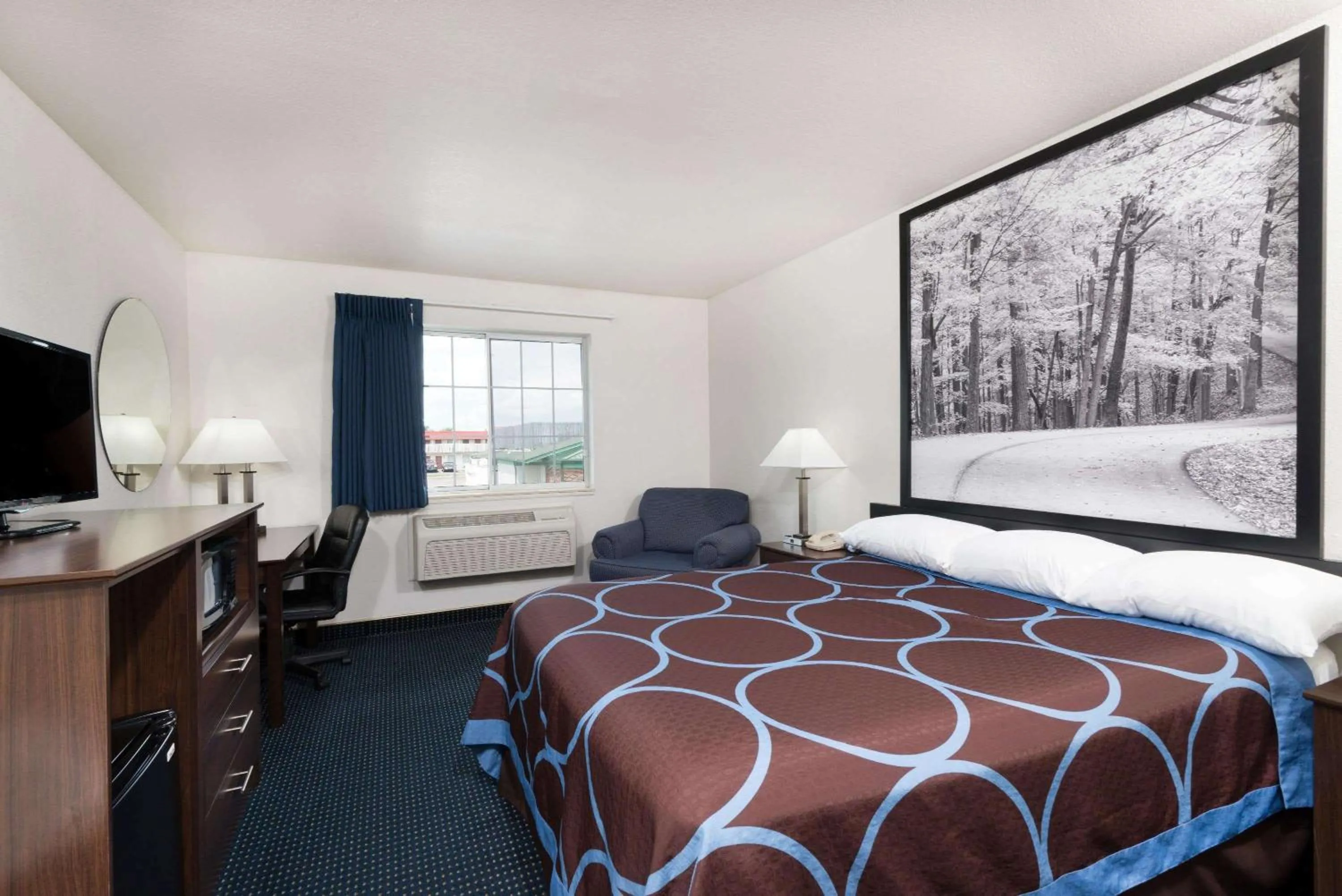 Photo of the whole room, Bed in Super 8 by Wyndham Greenfield