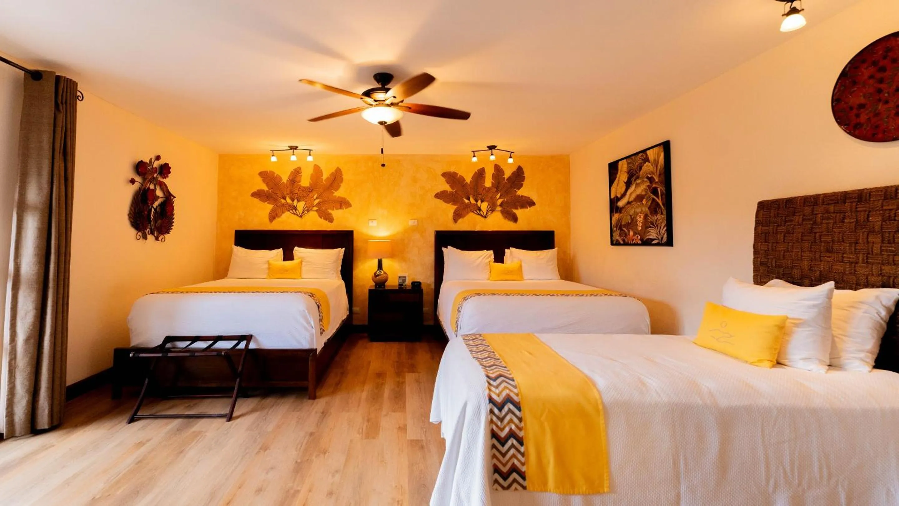 Photo of the whole room, Bed in Buena Vista Chic Hotel