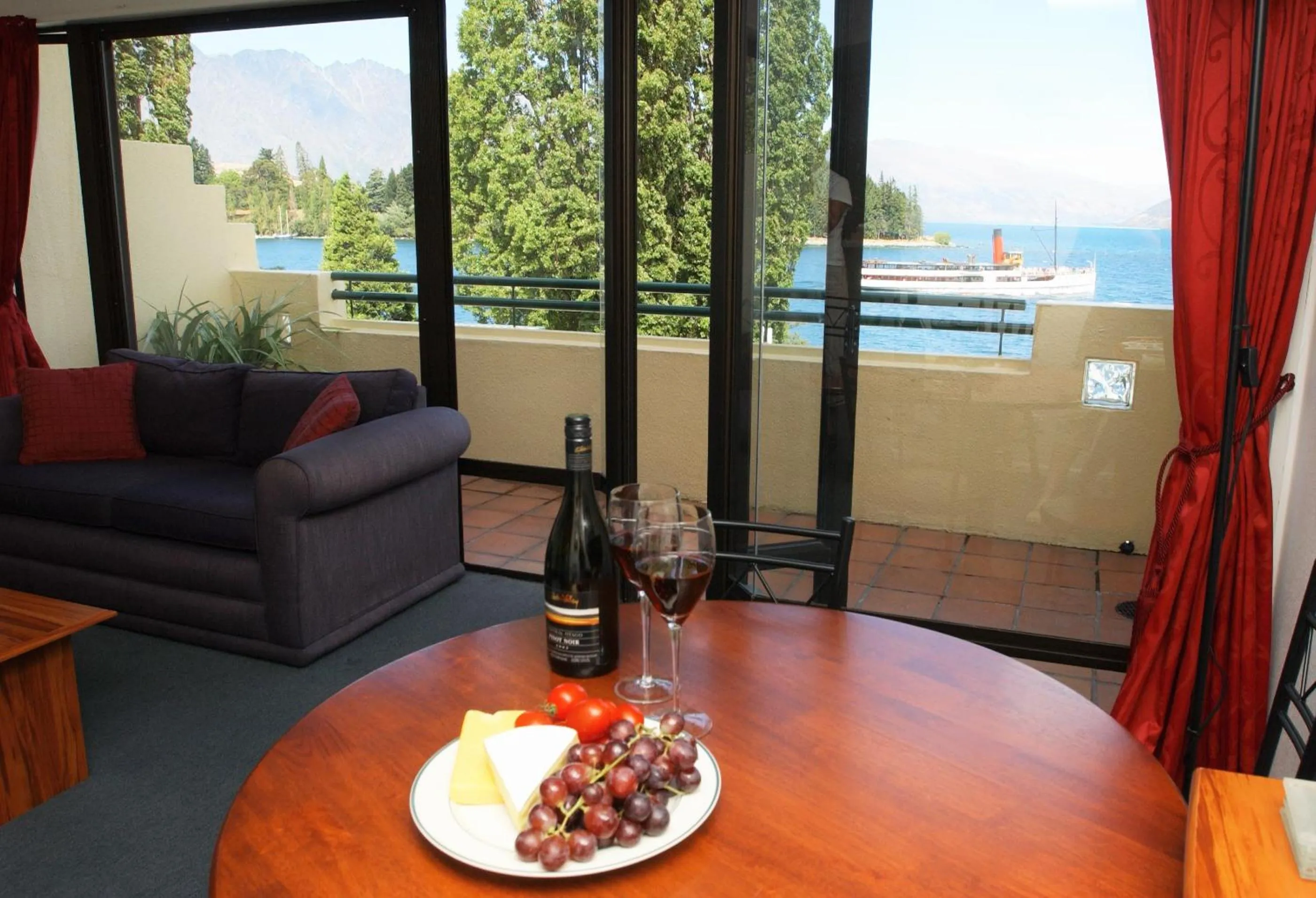 Day in Lakefront Apartments,18 LAKE ESPLANADE ROAD