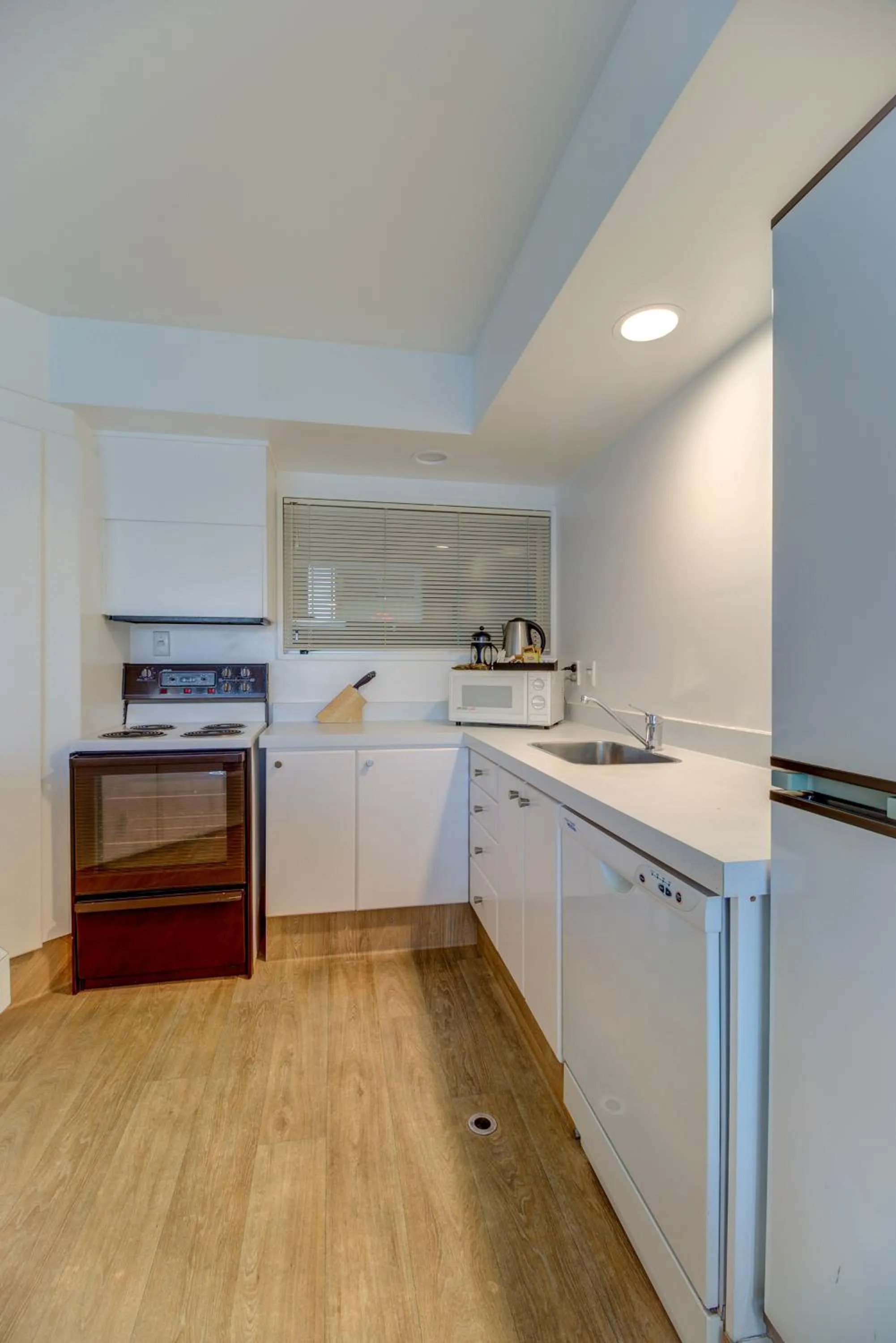 Kitchen or kitchenette in Lakefront Apartments,18 LAKE ESPLANADE ROAD