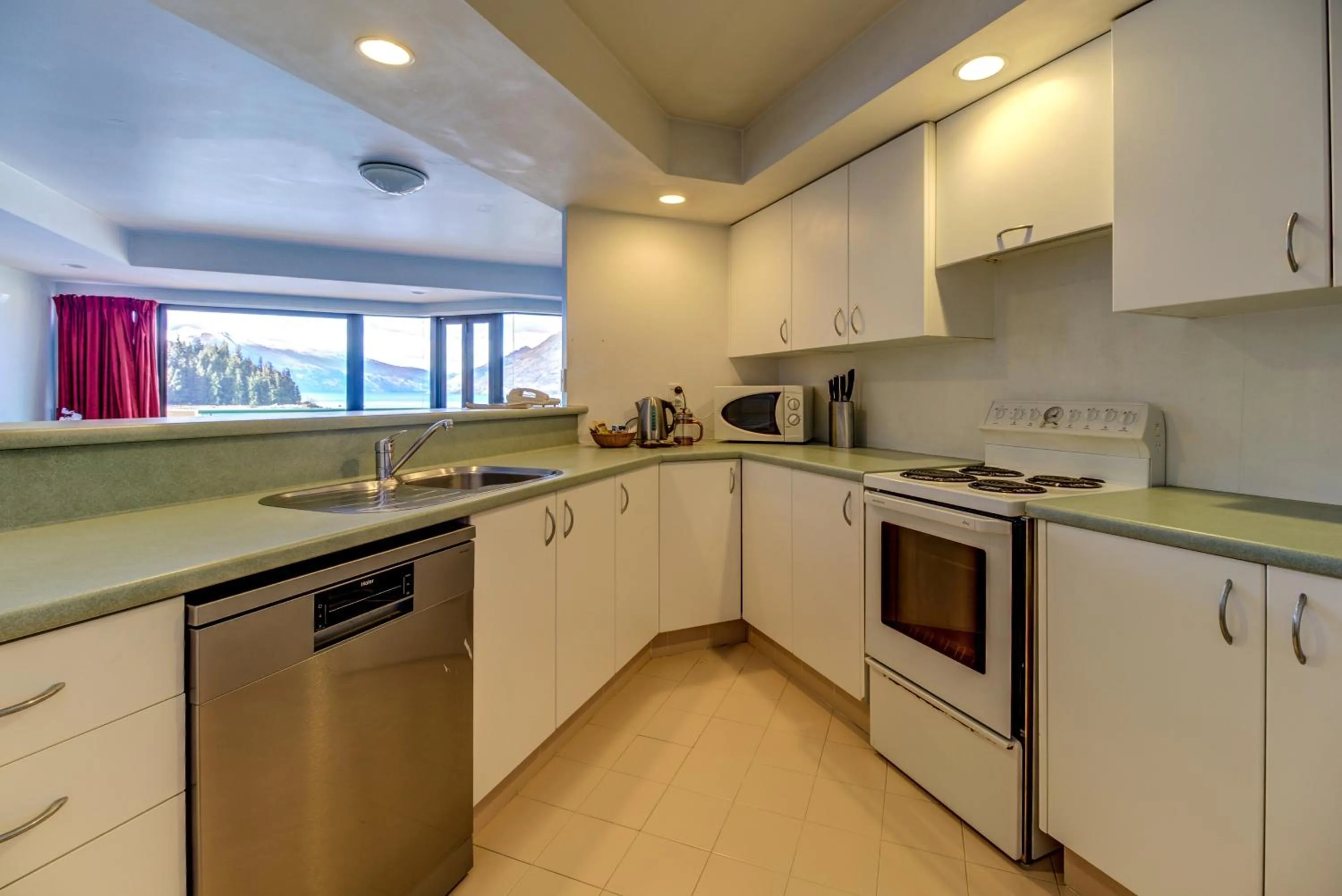 Kitchen or kitchenette in Lakefront Apartments,18 LAKE ESPLANADE ROAD