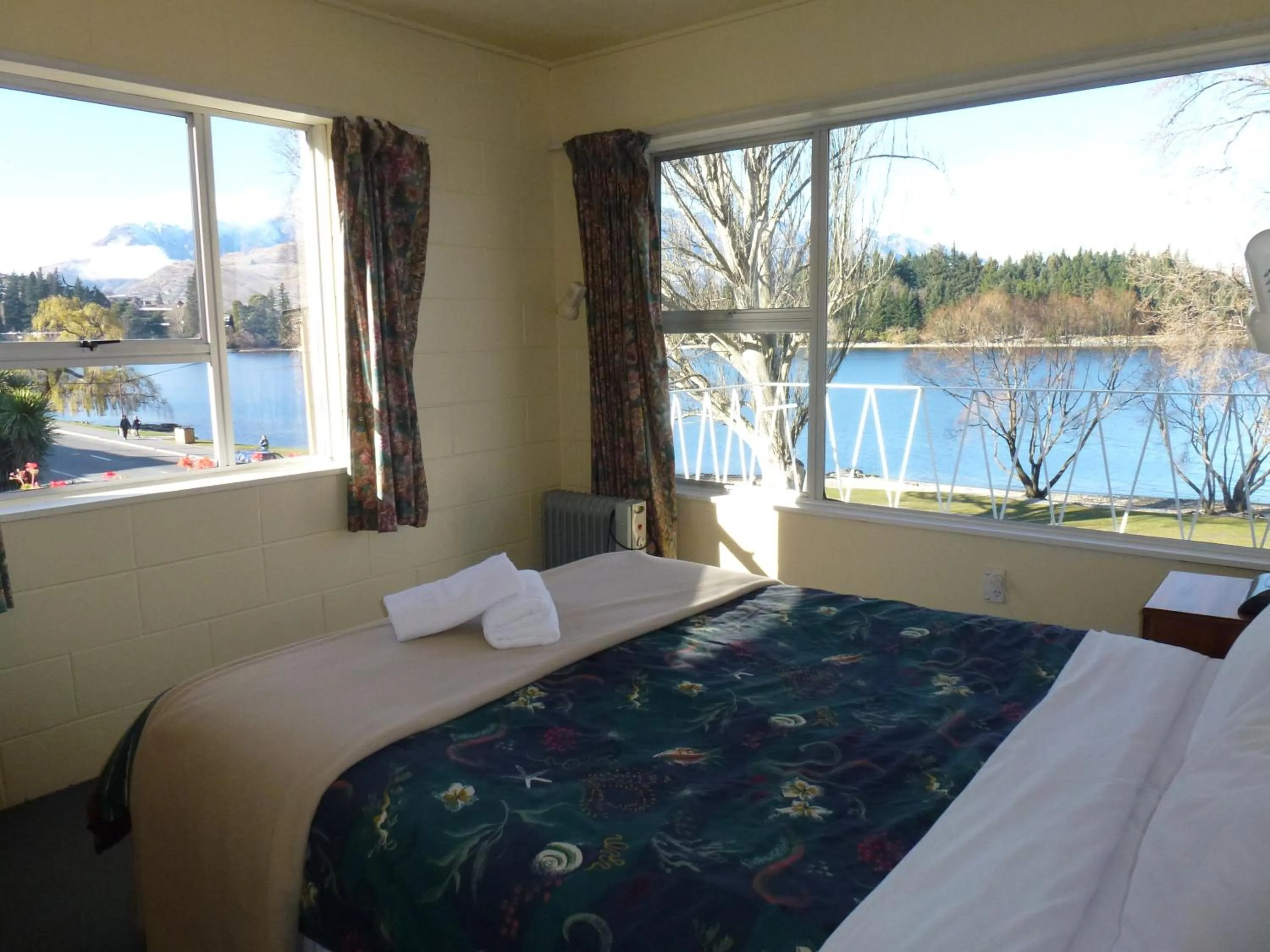 Bedroom, Bed in Lakeside Motel