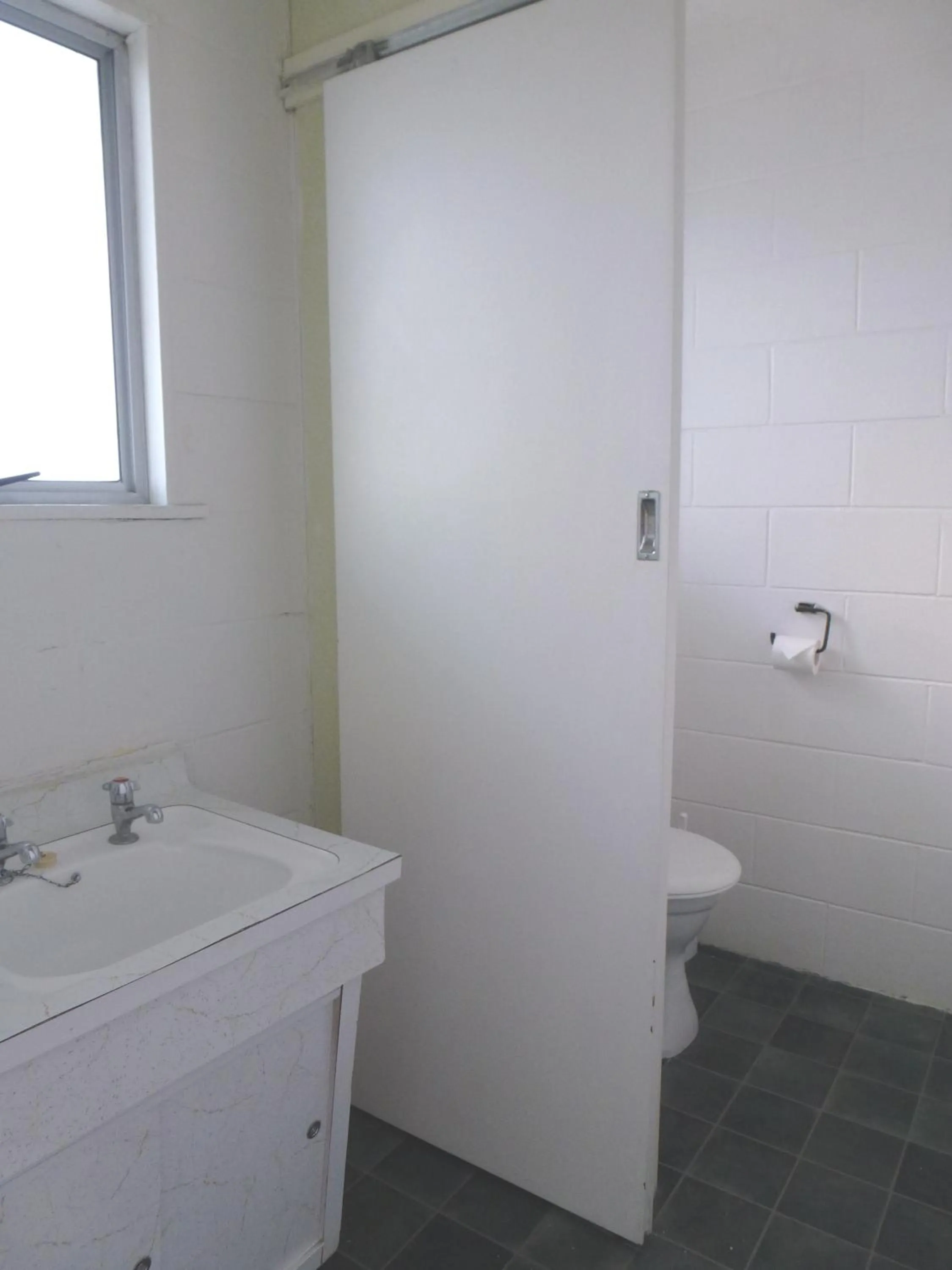 Bathroom in Lakeside Motel