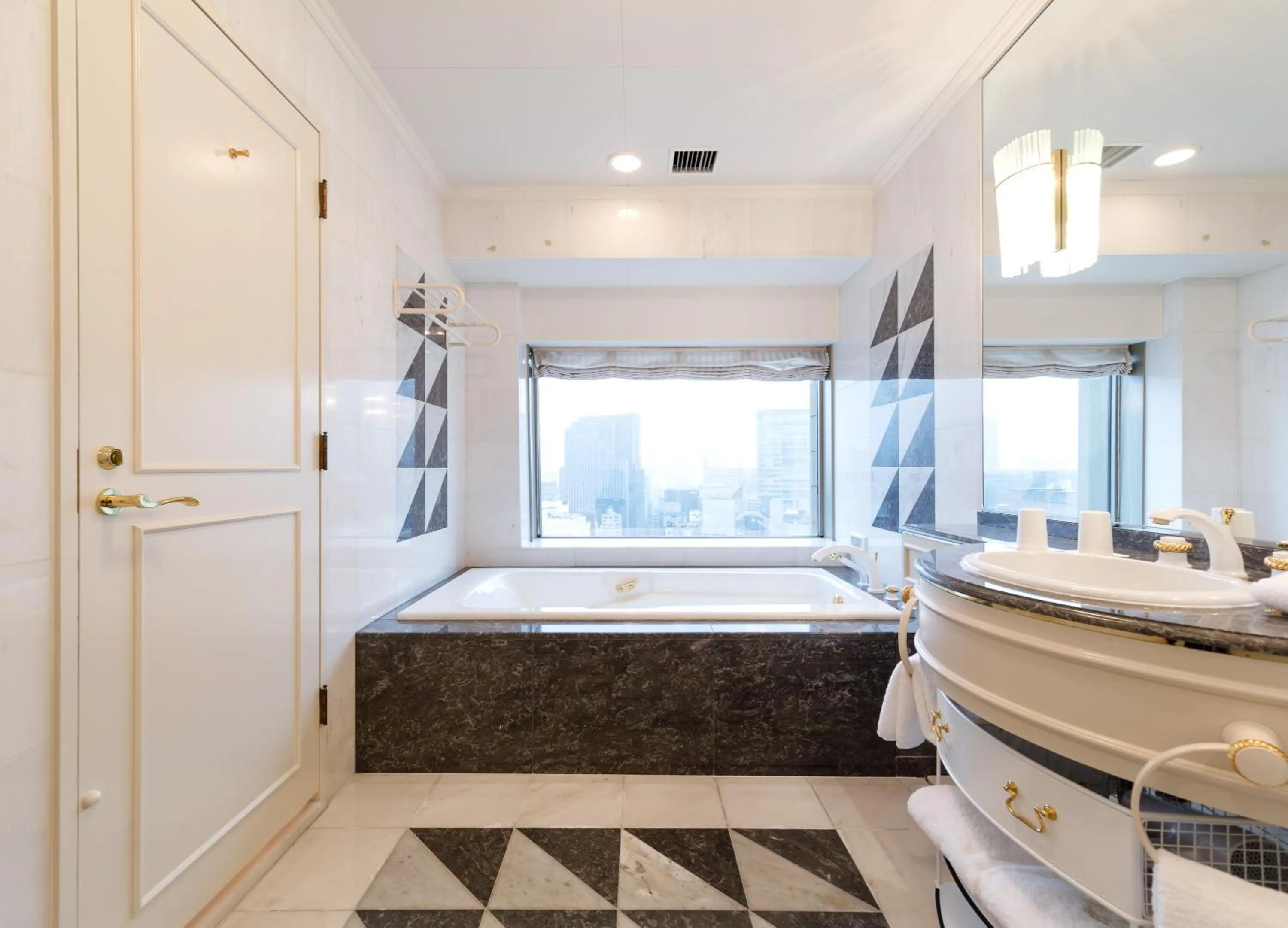 Bath, Bed in Dai-ichi Hotel Tokyo