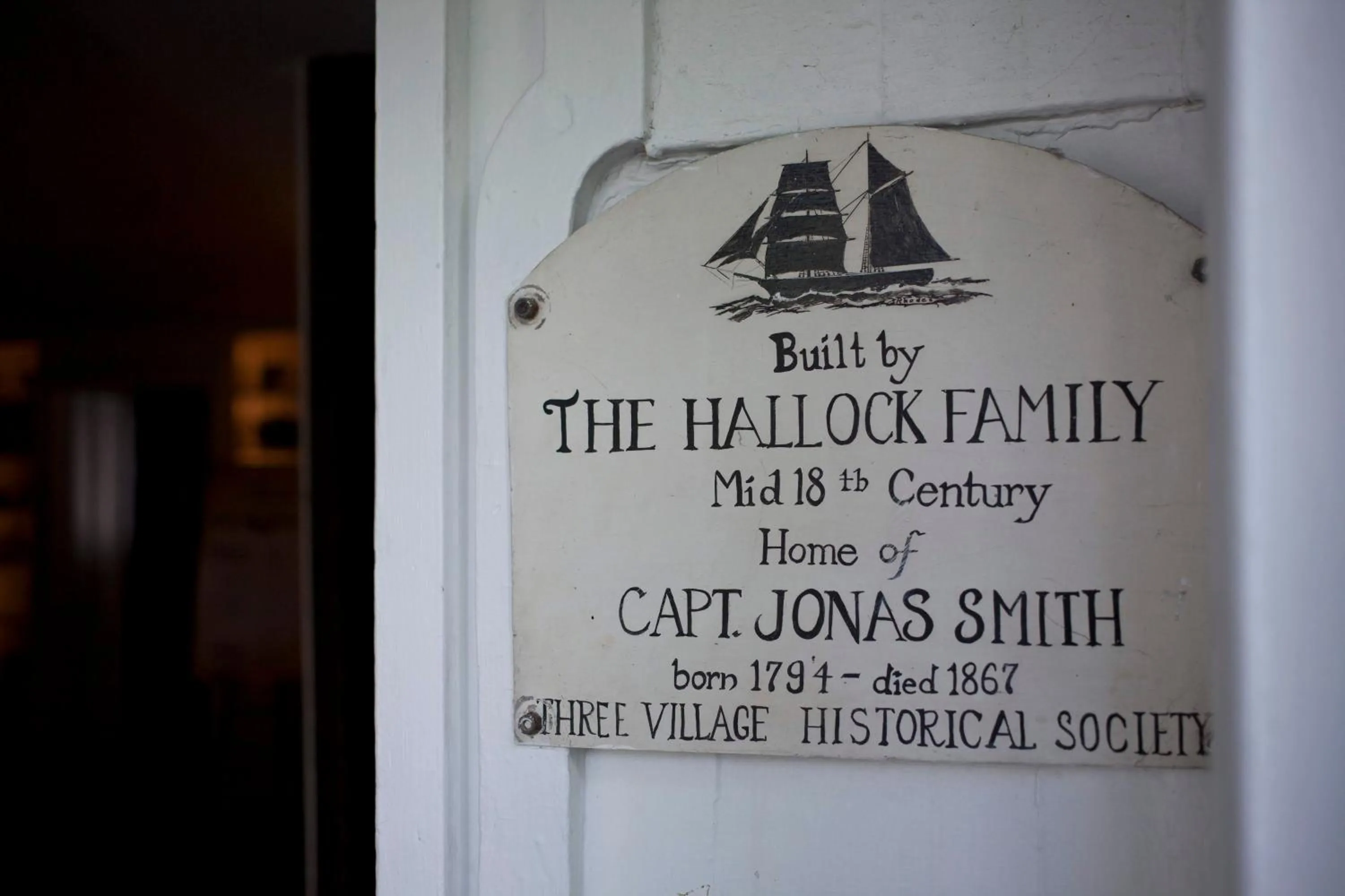 Facade/entrance in Three Village Inn