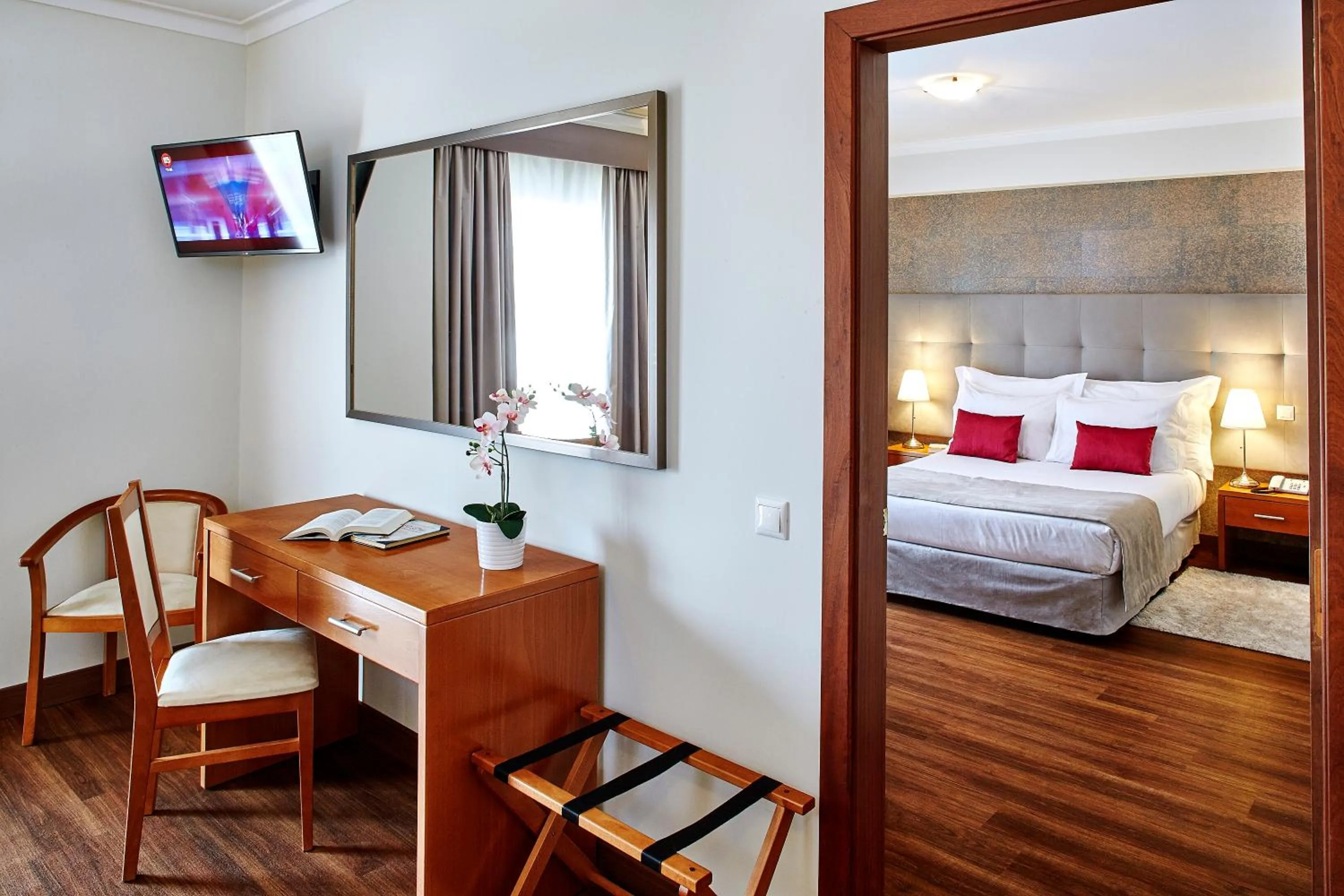 Bedroom, TV/Entertainment Center in Luna Fatima Hotel