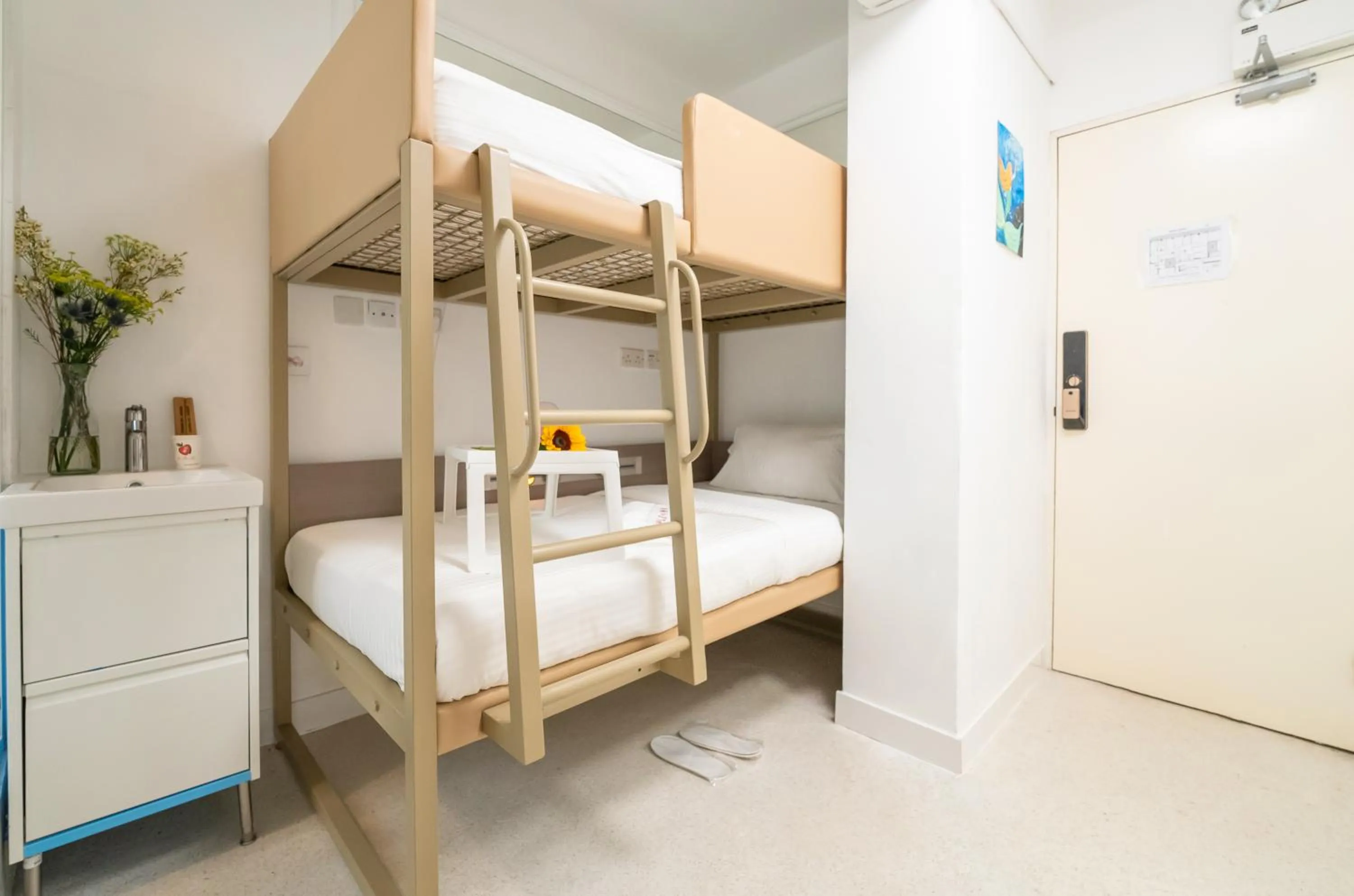 bunk bed, Bed in Apple lnn Causeway Bay