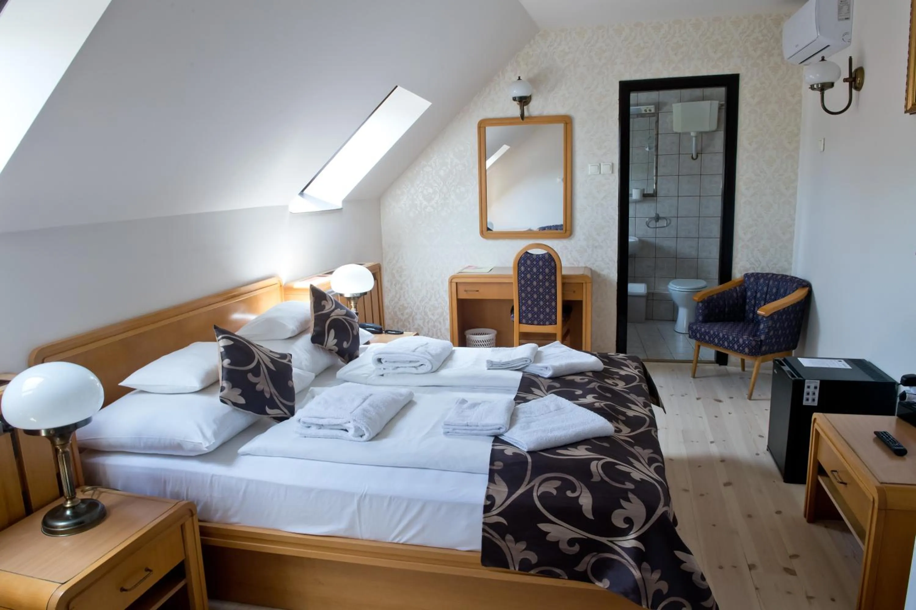 Photo of the whole room, Bed in Toldi Fogadó