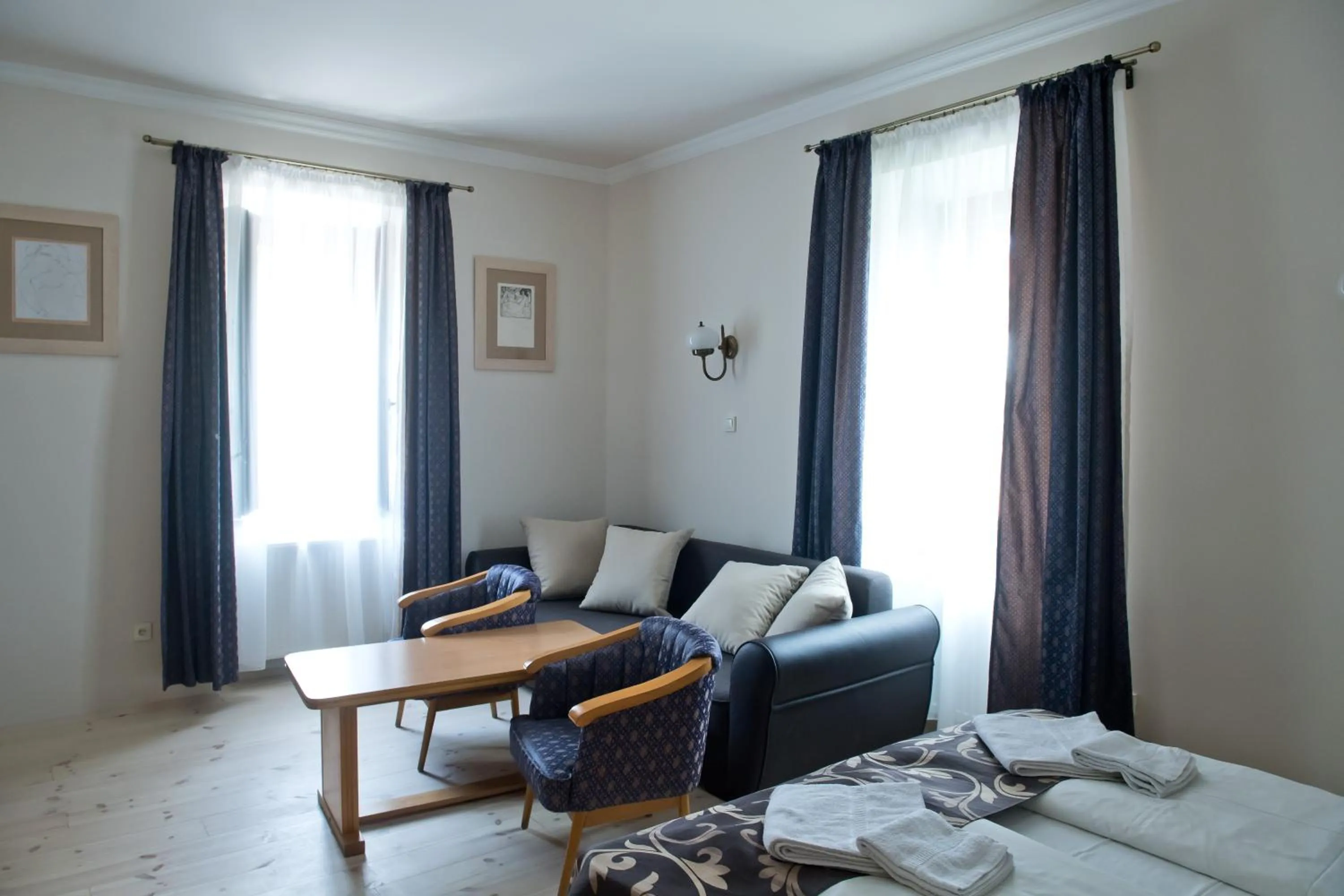 Seating area, Bed in Toldi Fogadó