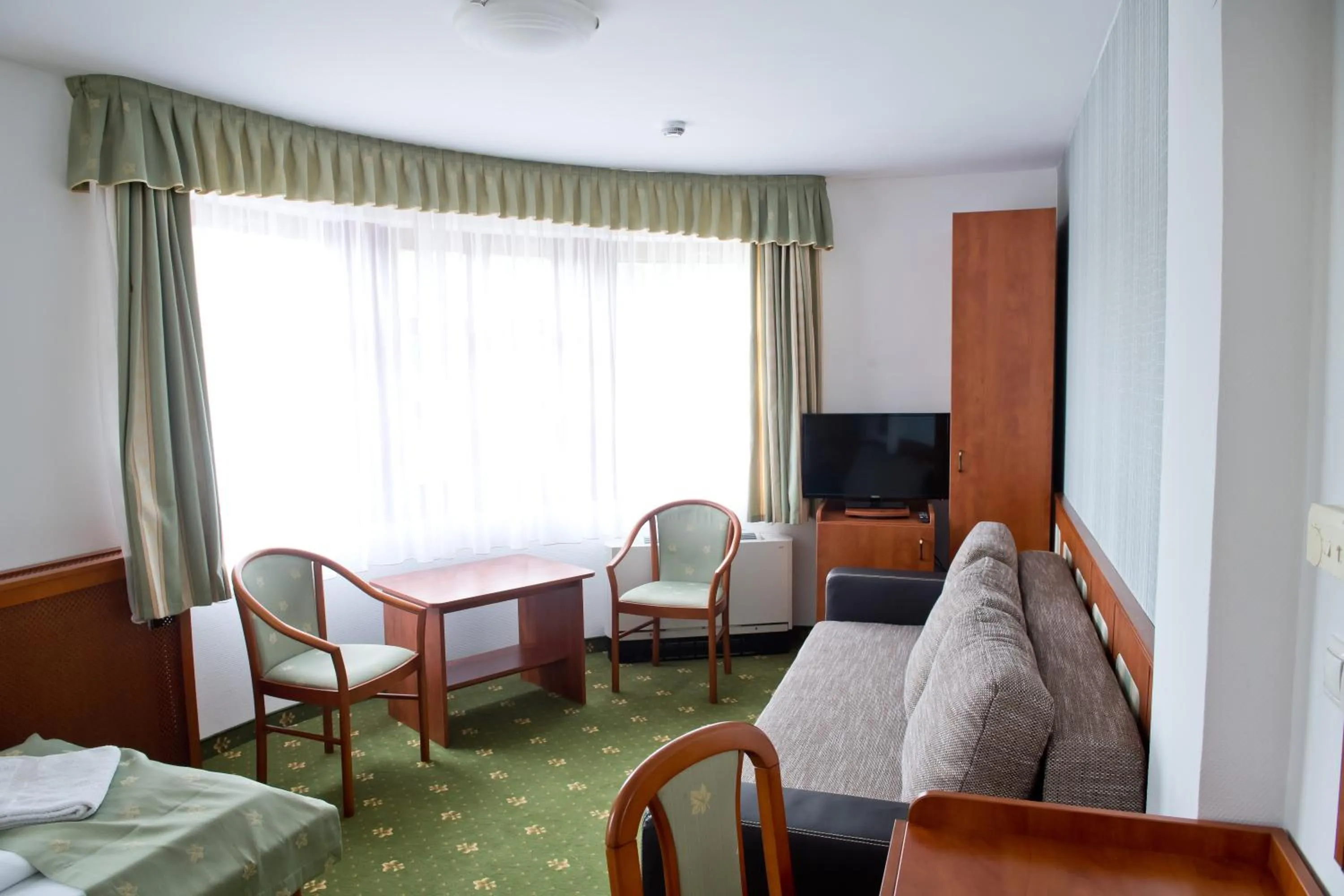 Communal lounge/ TV room, Bed in Toldi Fogadó