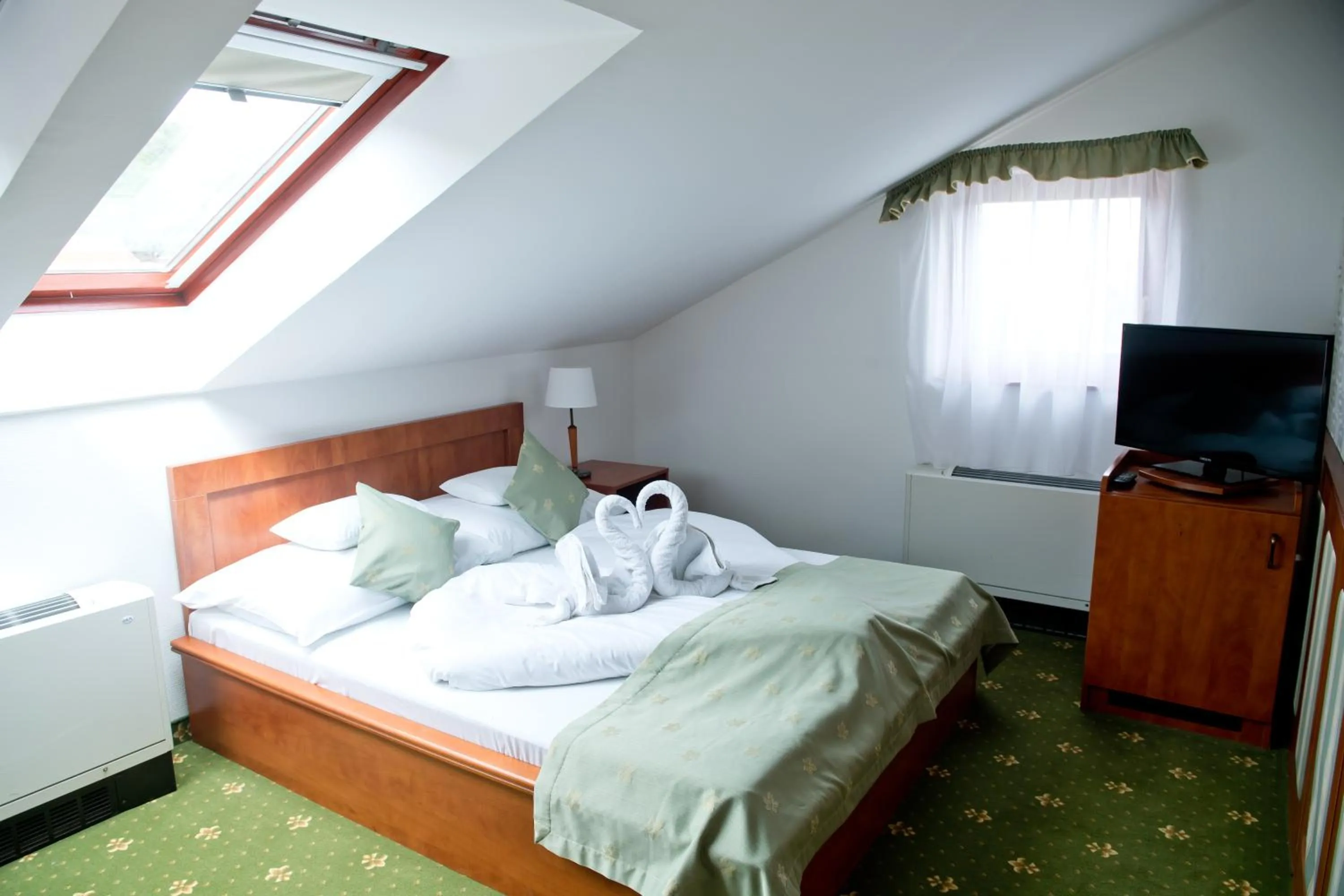 Photo of the whole room, Bed in Toldi Fogadó