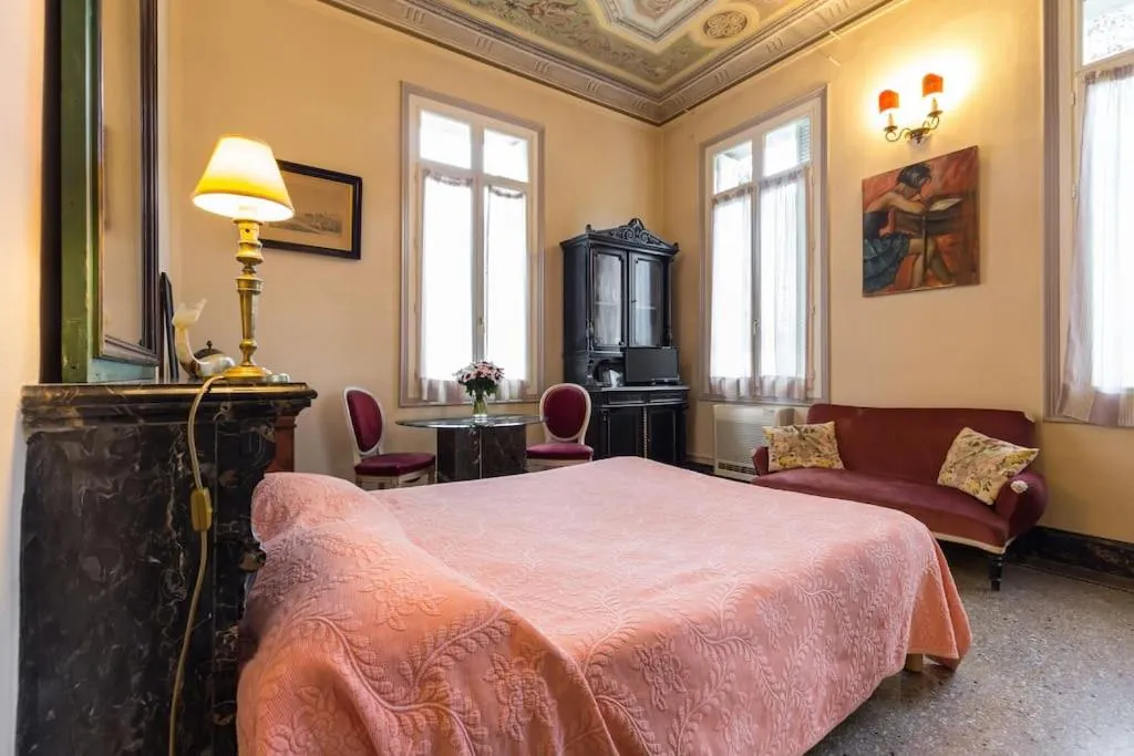 Photo of the whole room, Bed in Résidence La Villa Léonie