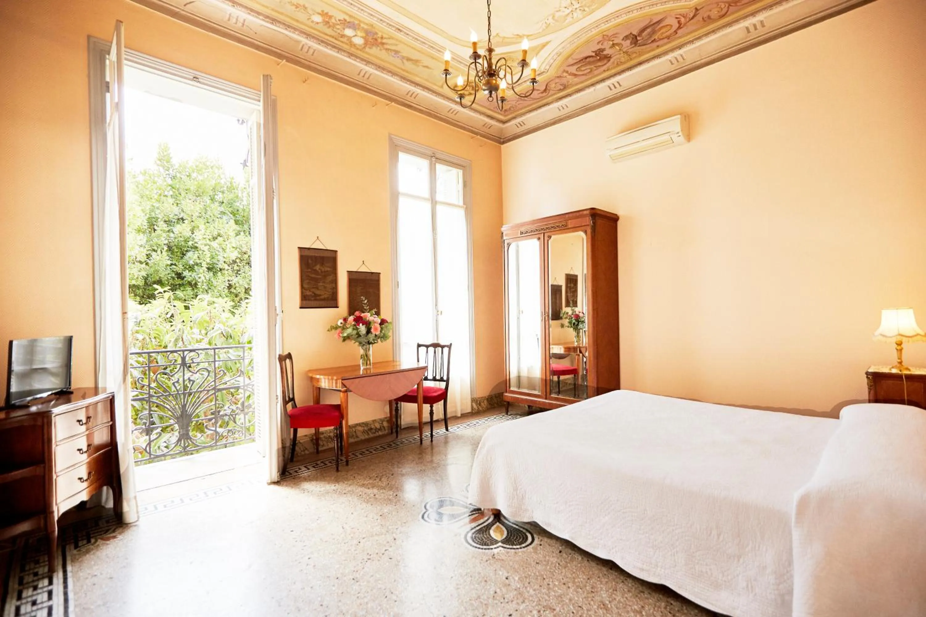 Photo of the whole room, Bed in Résidence La Villa Léonie