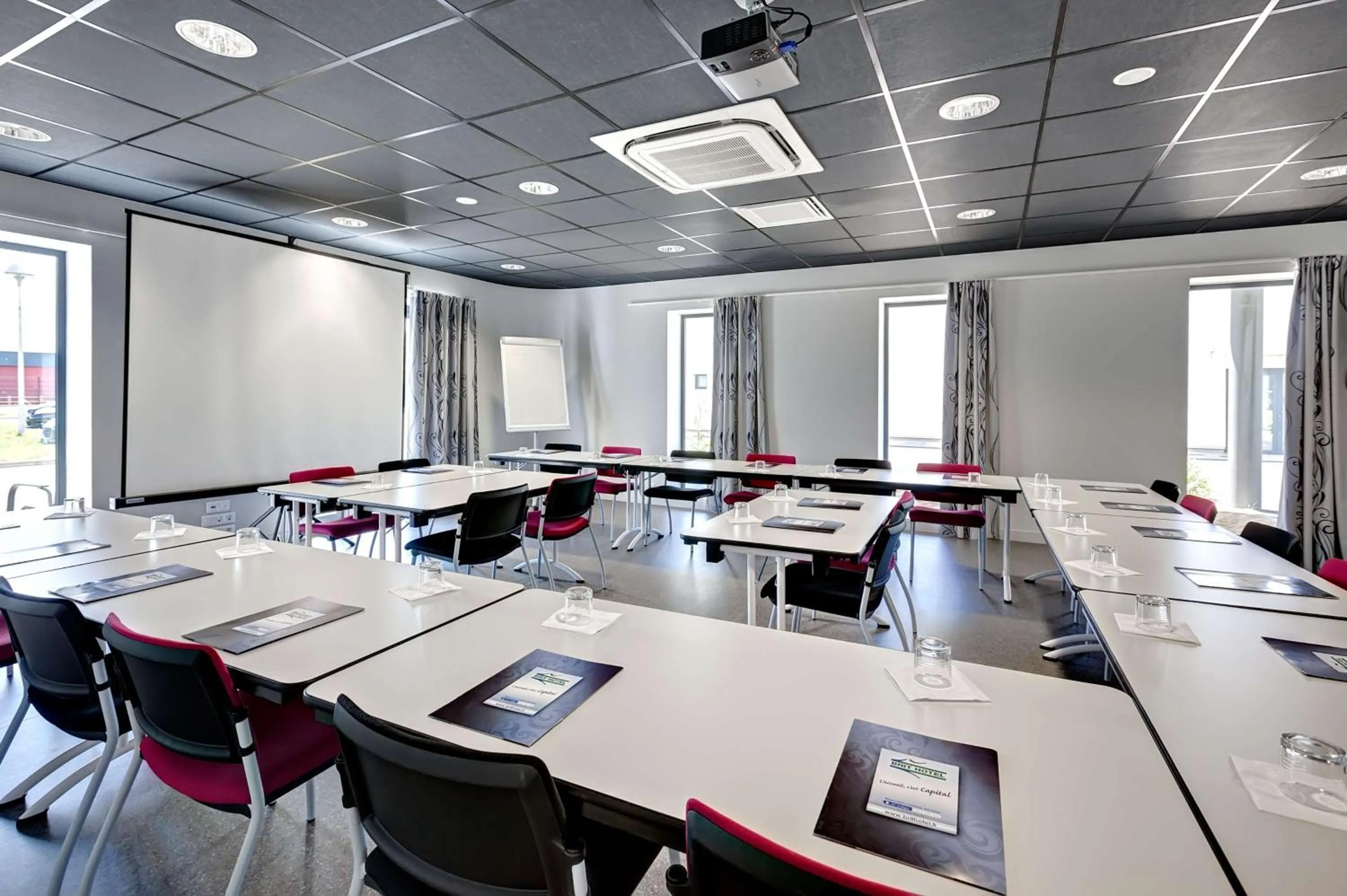 Meeting/conference room in Brit Hotel Vendée Mer
