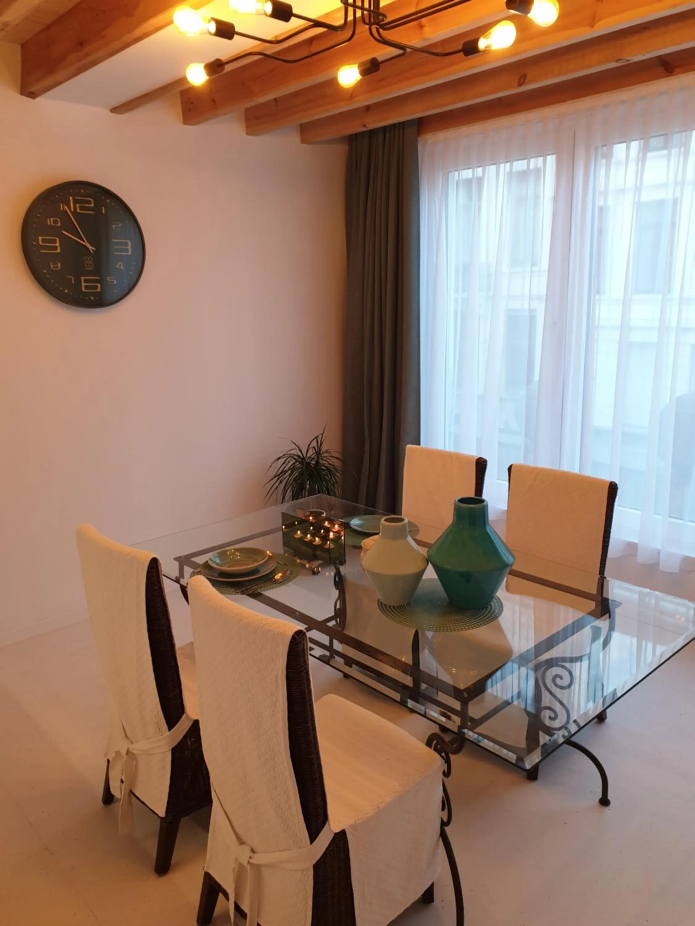 Dining area in B&B Luxe Suites 1-2-3