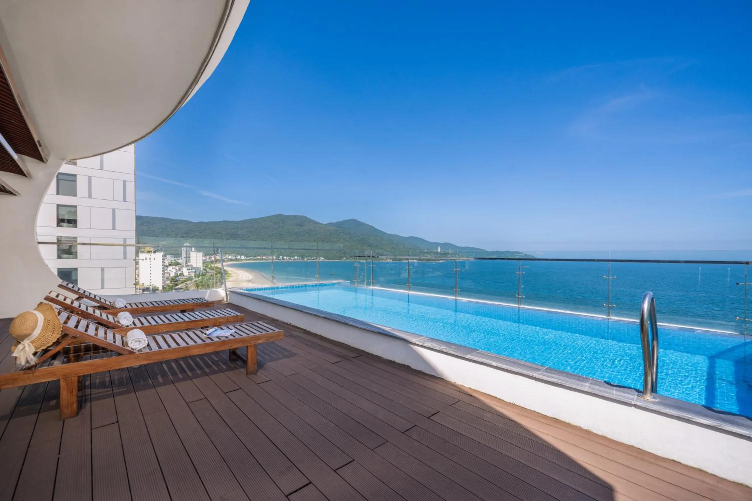 Swimming pool in De Lamour Hotel Da Nang